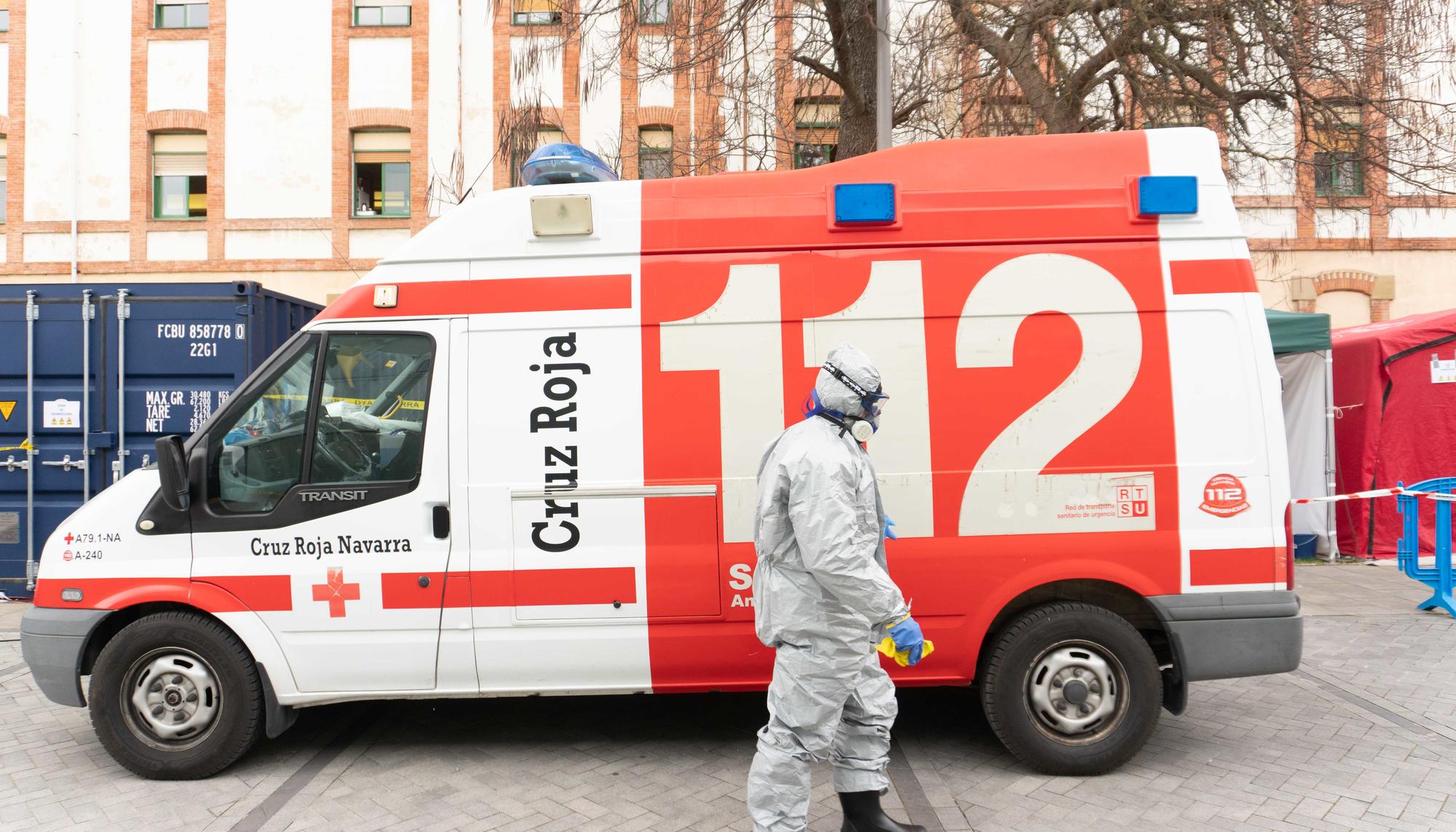 DYAko boluntarioek anbulantziak desnifektatzen dituzte Nafarroako Ospitalean - 4