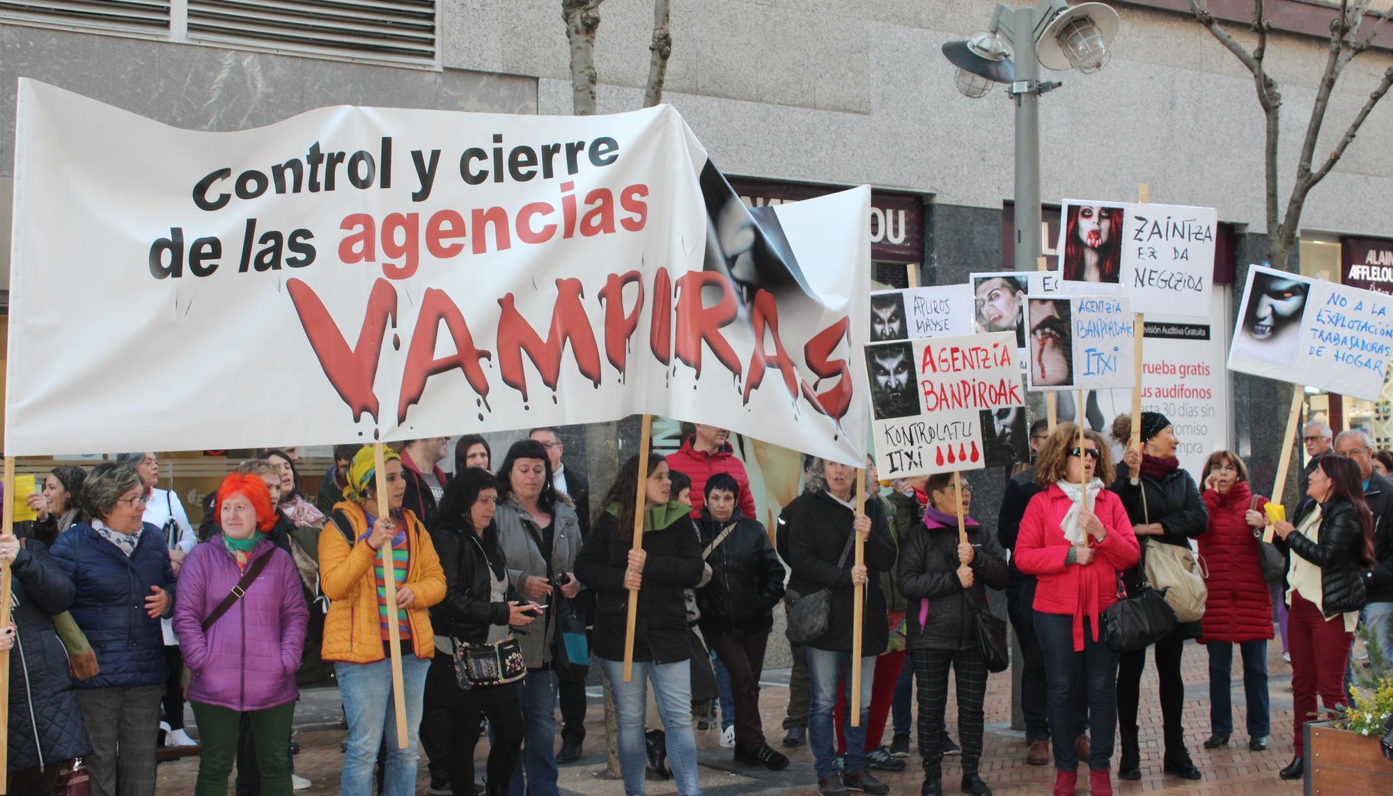 Trabajadoras del hogar se manifiestan en Barakaldo contra las agencias de colocación ilegales.