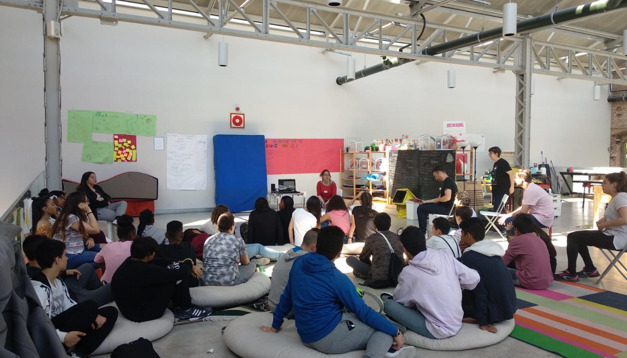 Jóvenes adolescentes realizando una actividad participativa 1