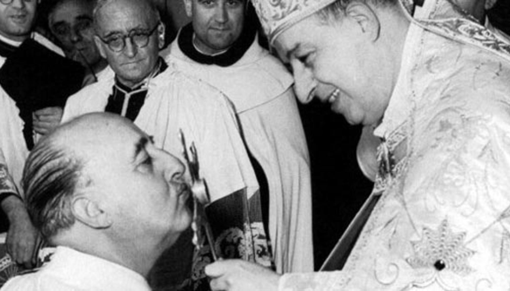 El dictador besa la cruz de Cristo