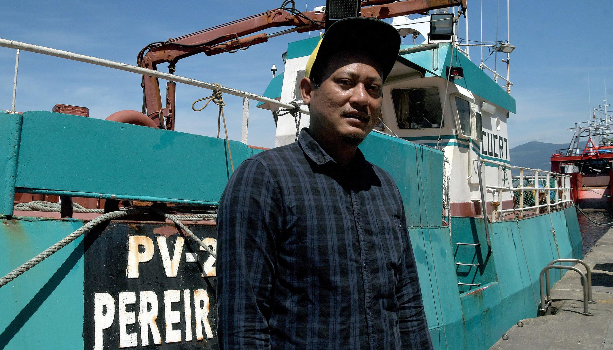 Trabajador antes de embarcar al mar en el Puerto de Vigo.