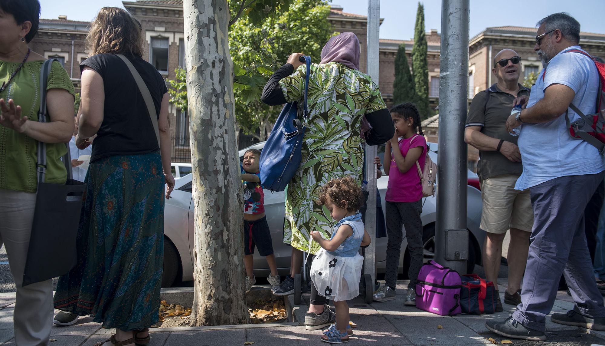 Entrega de solicitudes de asilo en el Ministerio de Migraciones I