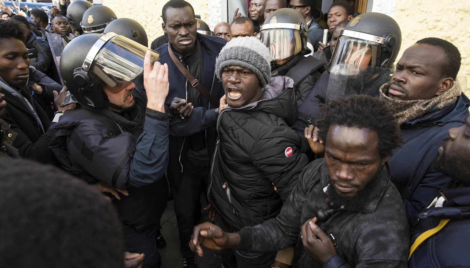 Mame Mbaye protestas cónsul 3