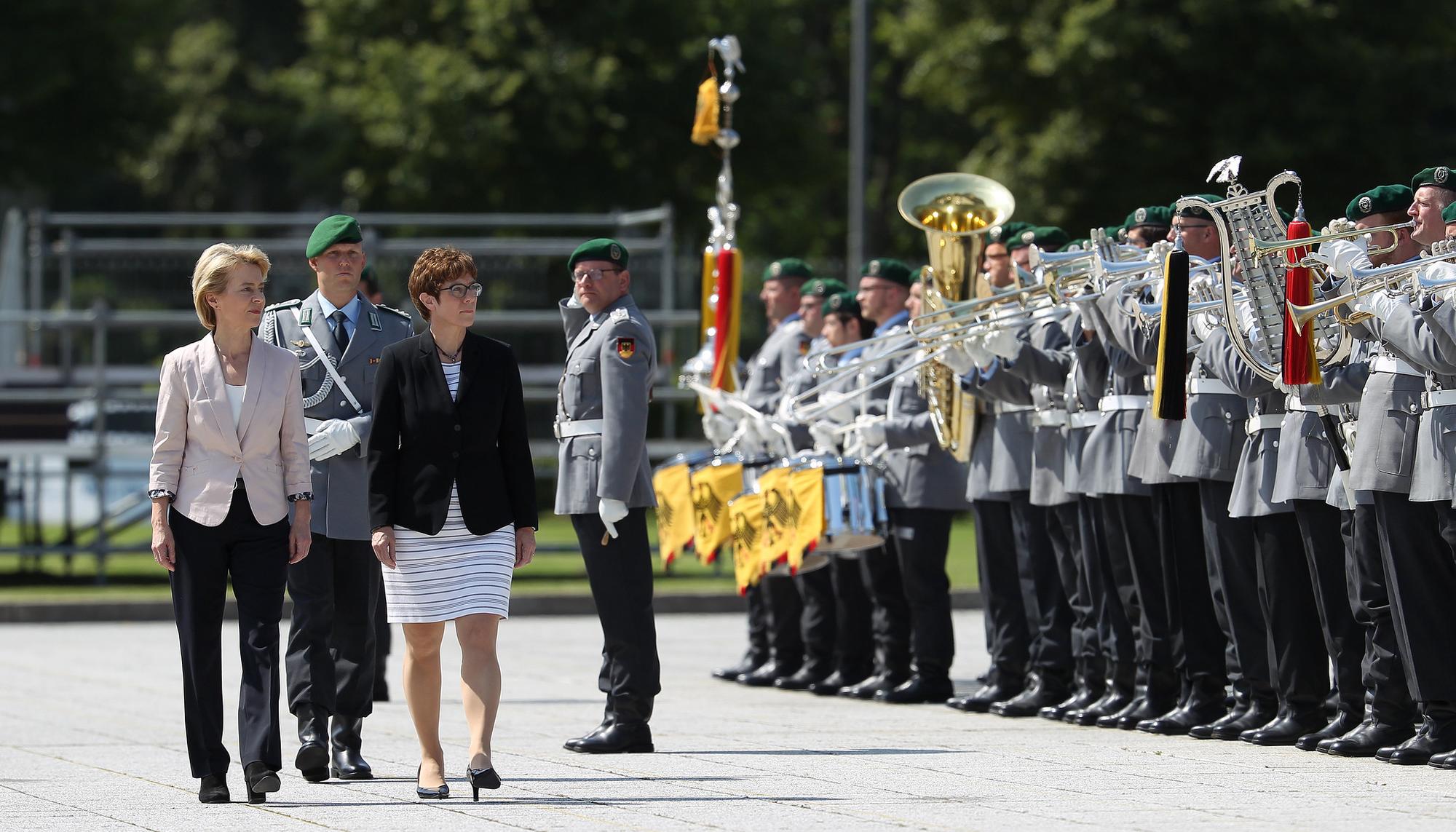Annegret Kramp Karrembauer, ministra de defensa