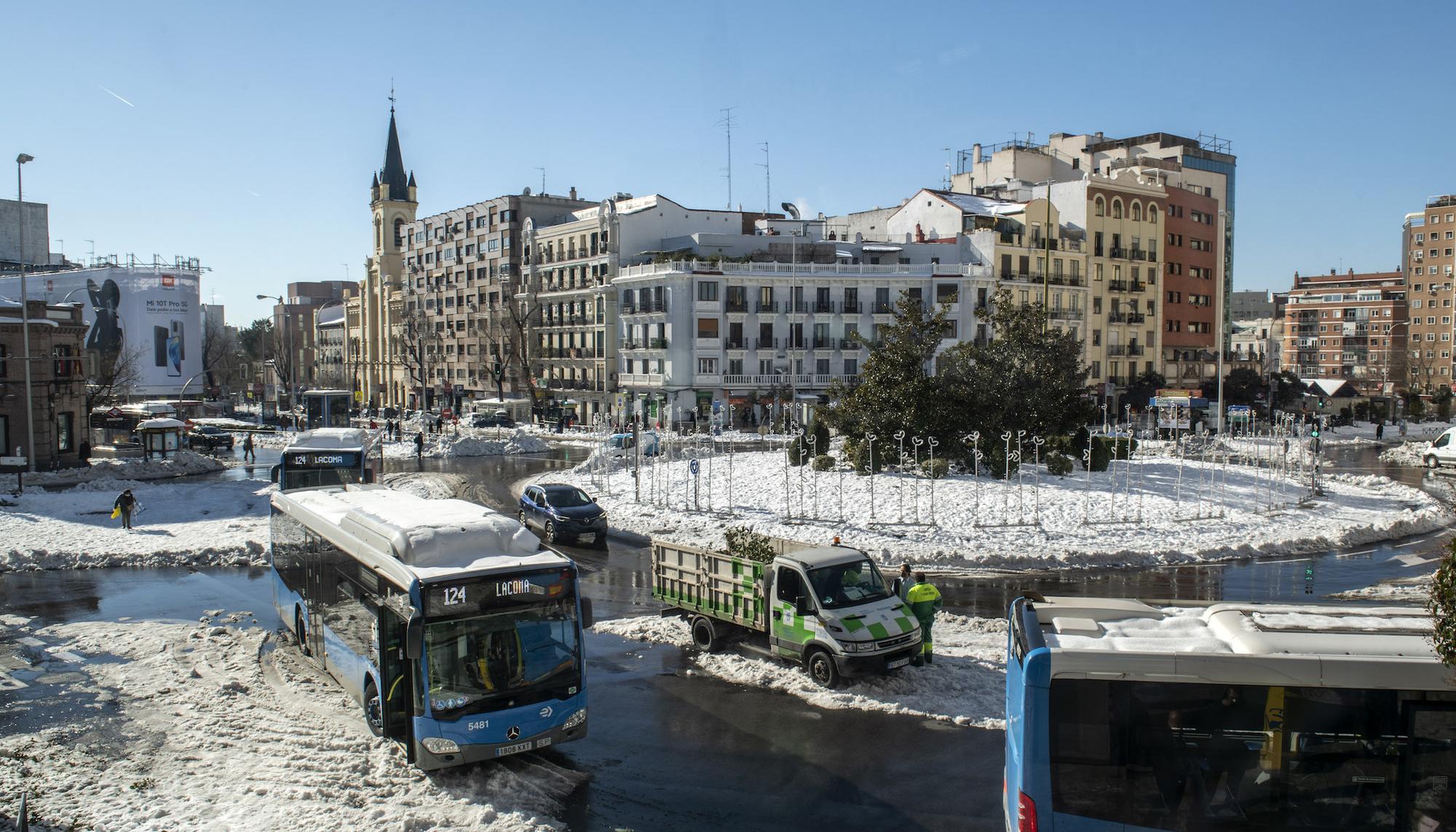 Nieve y basura en el barrio de Tetuán - 8