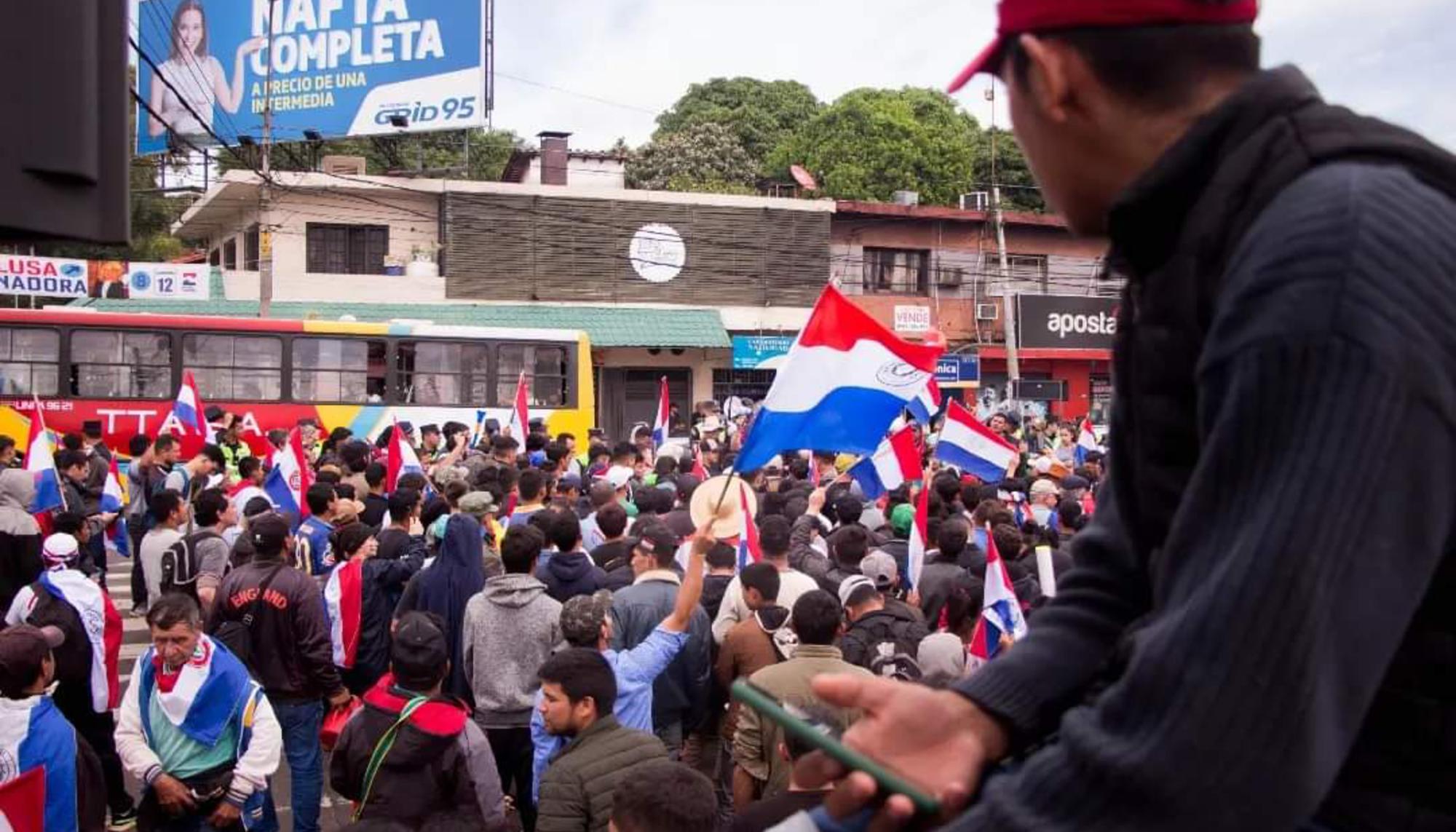 Manifestantes frente al Tribunal Superior de Justicia Electoral en Asunción.