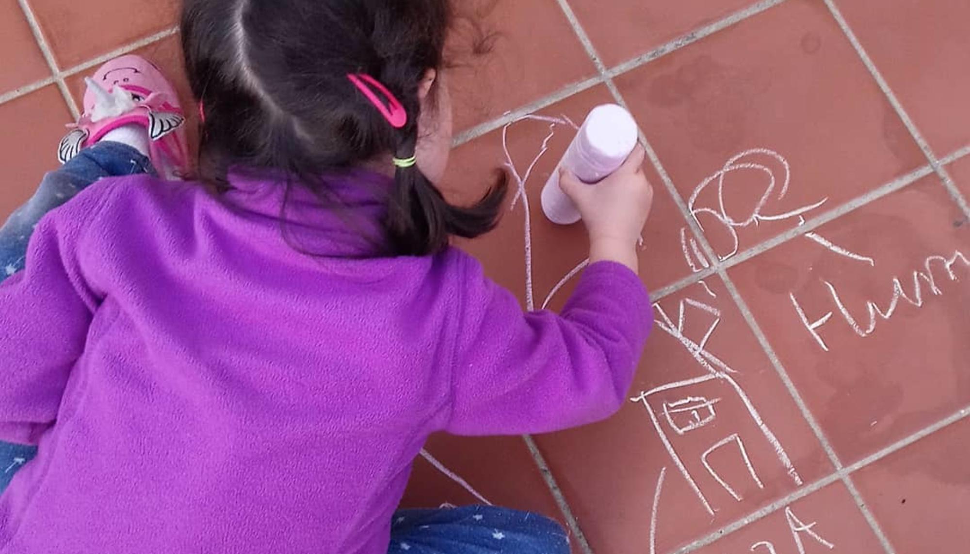 Niña dibujando