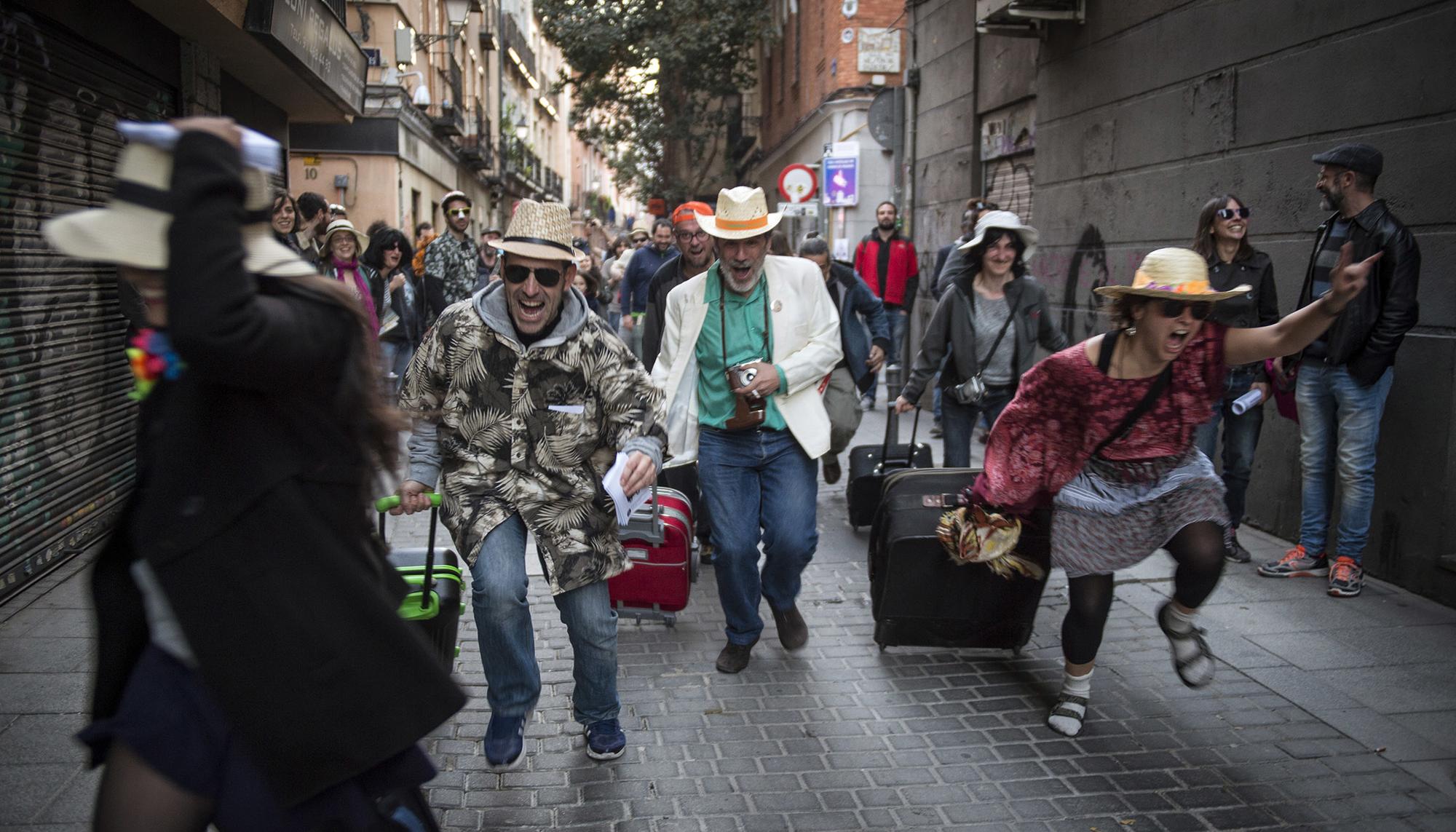 Manifestación festiva contra la turistificación en el barrio de Lavapiés