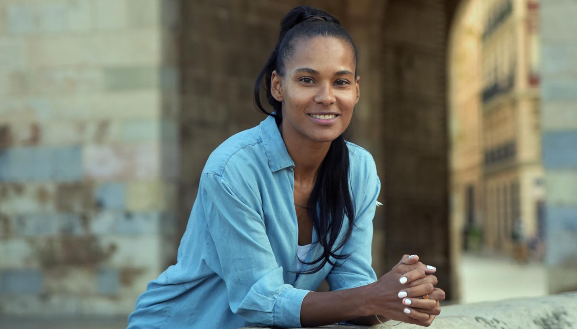 Esther Mamadou frente a las Torres de Serranos, en València