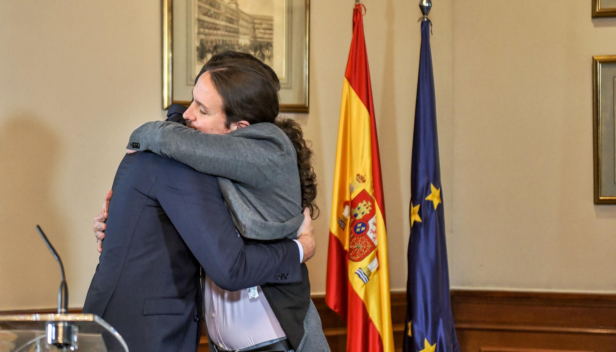 Abrazo entre Pablo Iglesias y pedro Sánchez tras la firma