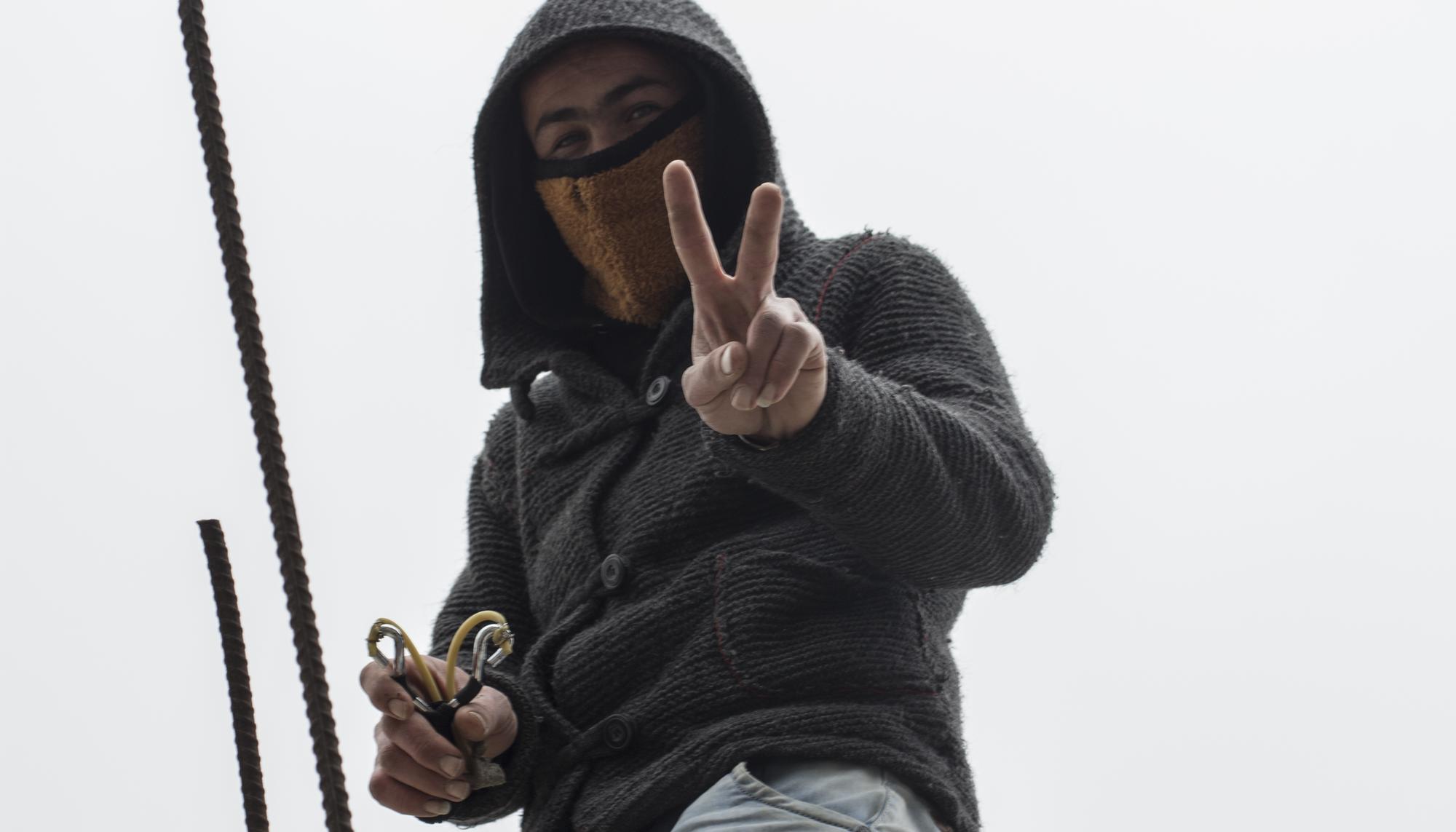 Protestas Hebrón - Manifestante palestino saluda