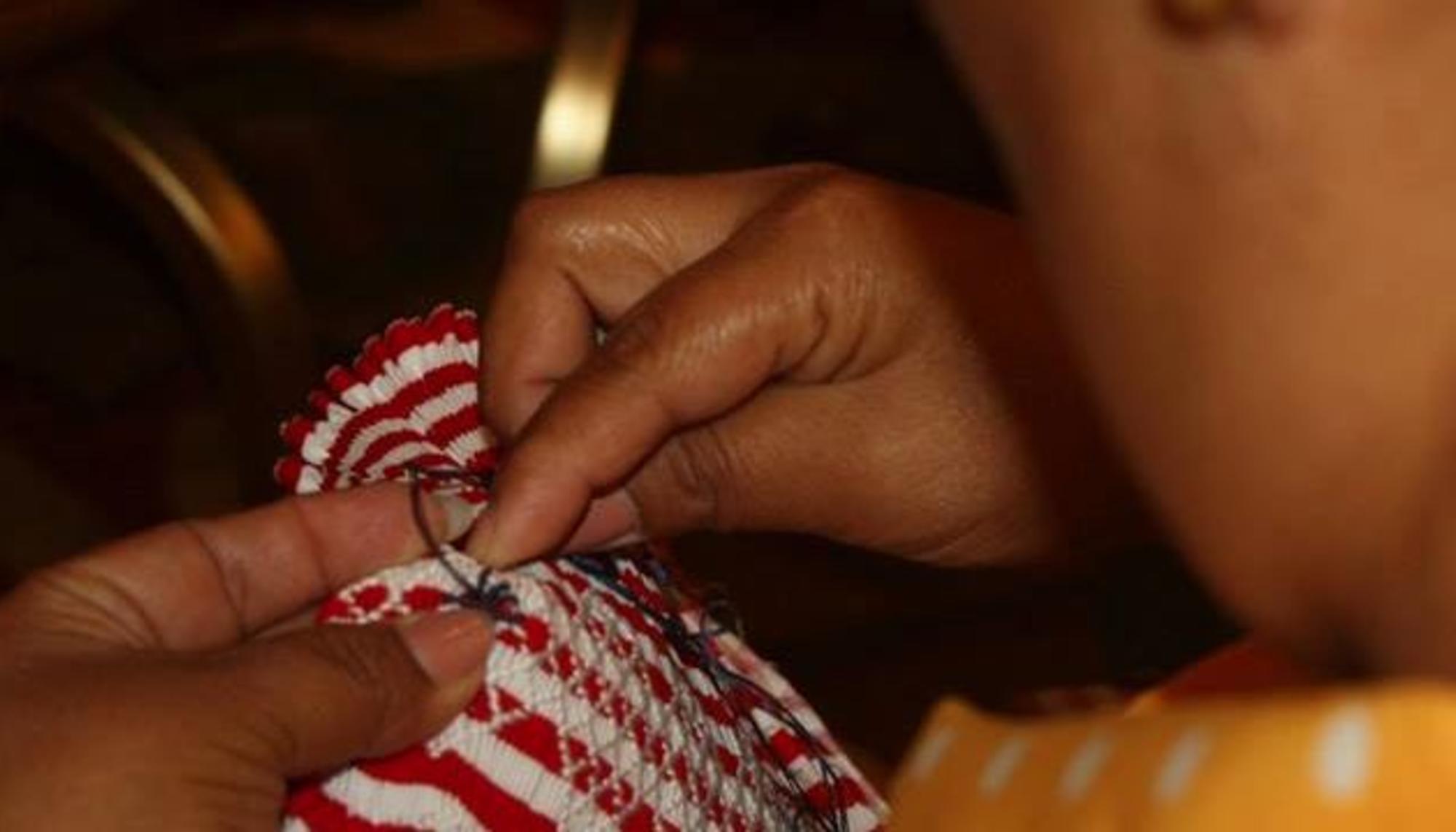 Bordadora. Imagen de la Asociación Mujeres Transformando. El Salvador. 