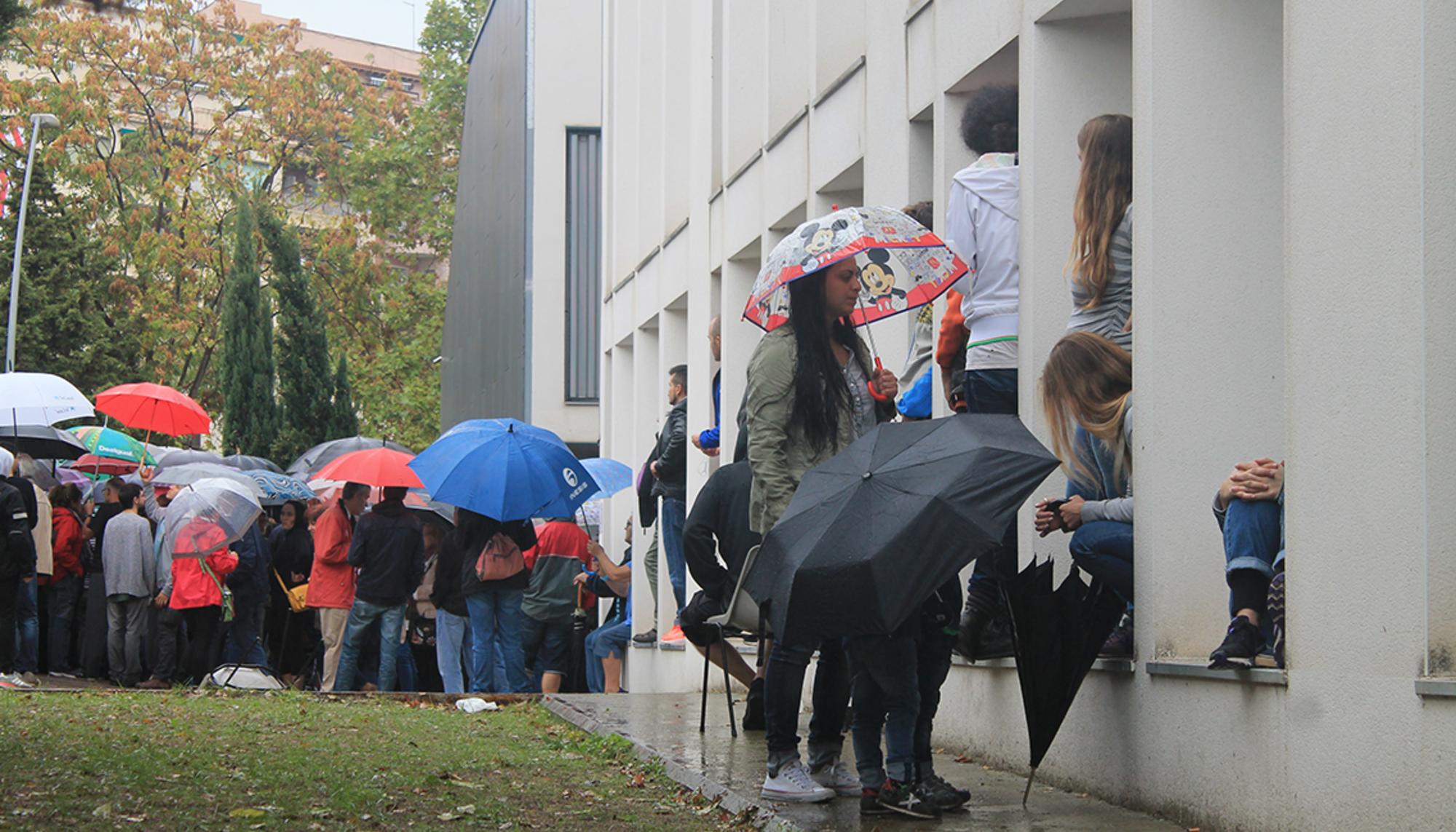Crónica 'Día de Furia'- votantes bajo la lluvia