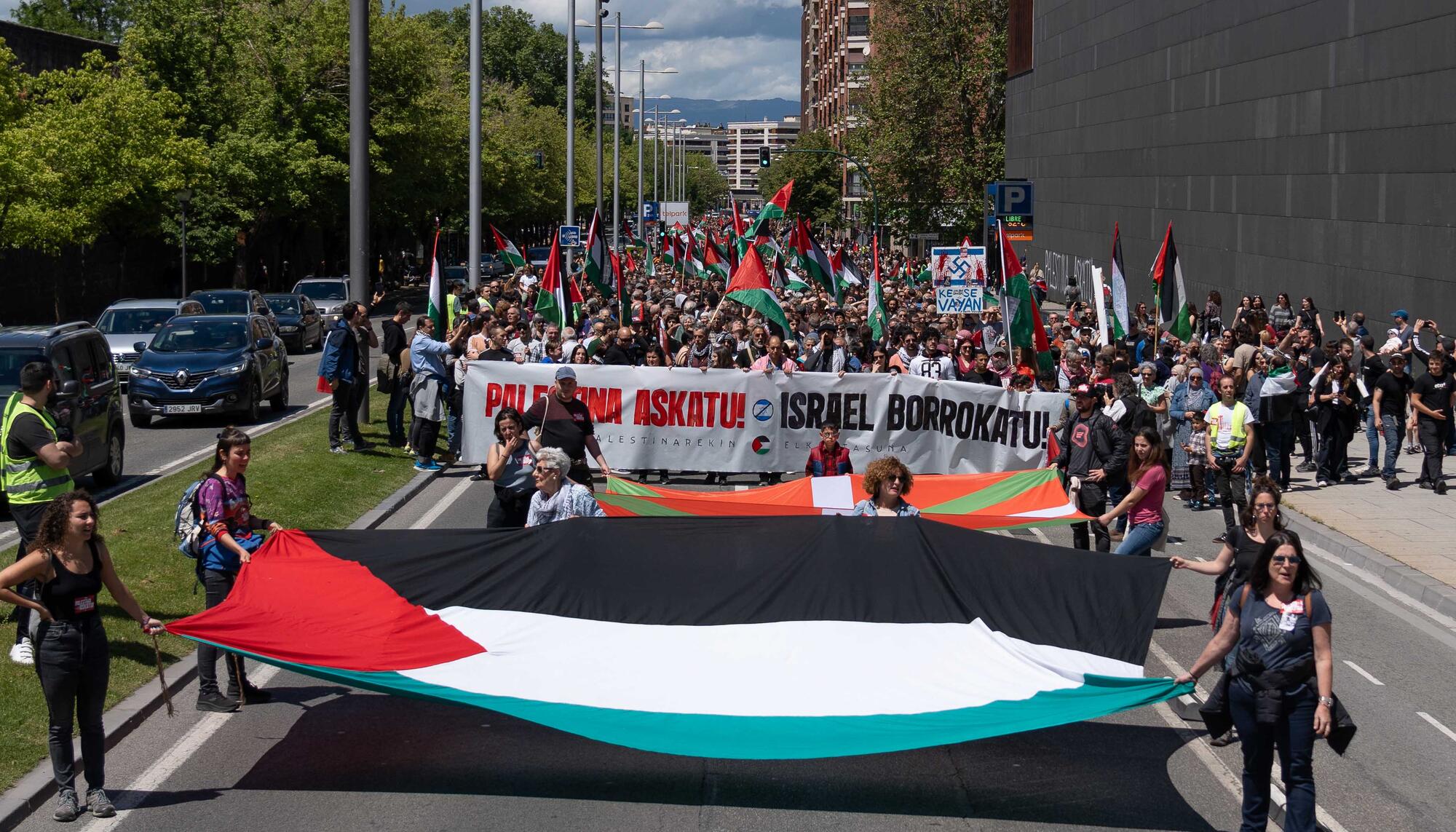 La multitudinaria manifestación en Iruñea pide el boicot a productos de Israel