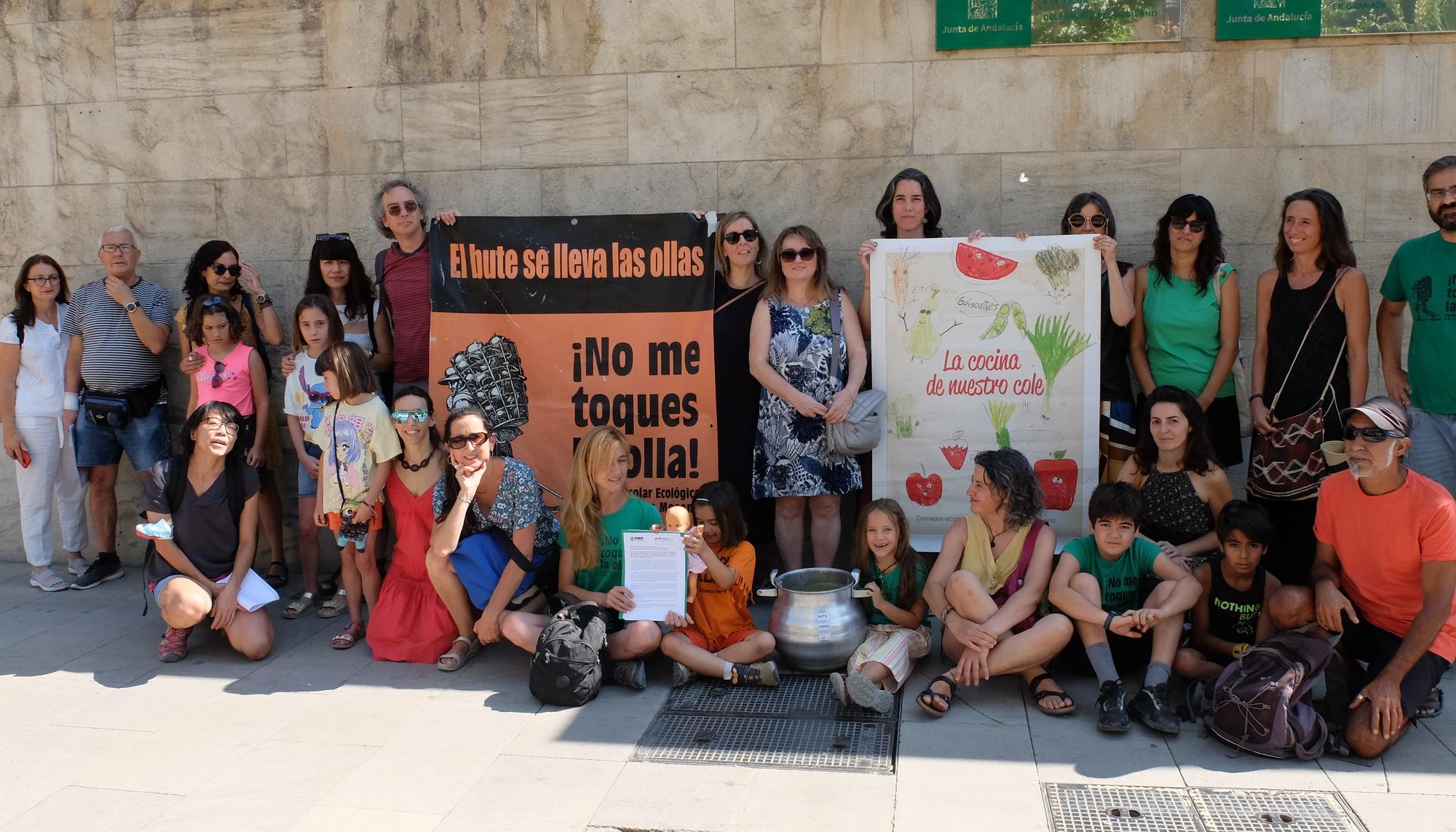 FAMPA Alhambra y AMPA Gómez Moreno en la delegación de Educación de la Junta de Andalucía, Granada. 