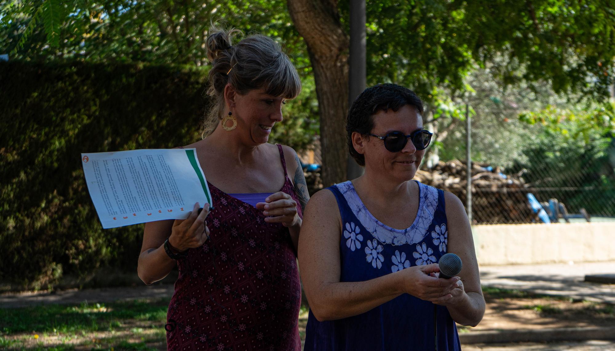 Mariola y Elisabeth, pertenecientes a la plataforma 'Escoles que alimenten', leen el manifiesto en la jornada de Navajas (Alt Palància)