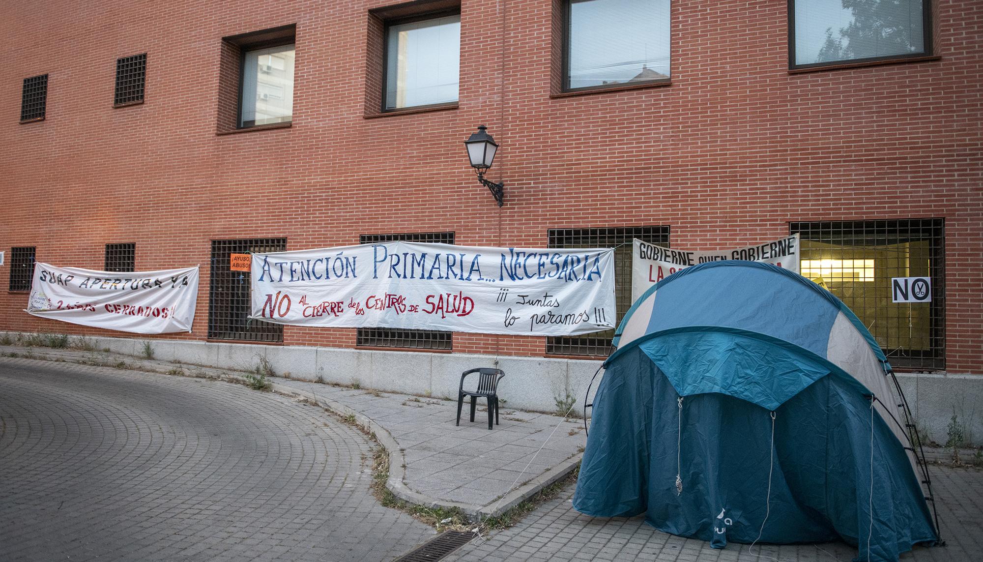 Acampada en el Centro de Salud Los ángeles en Villaverde - 2