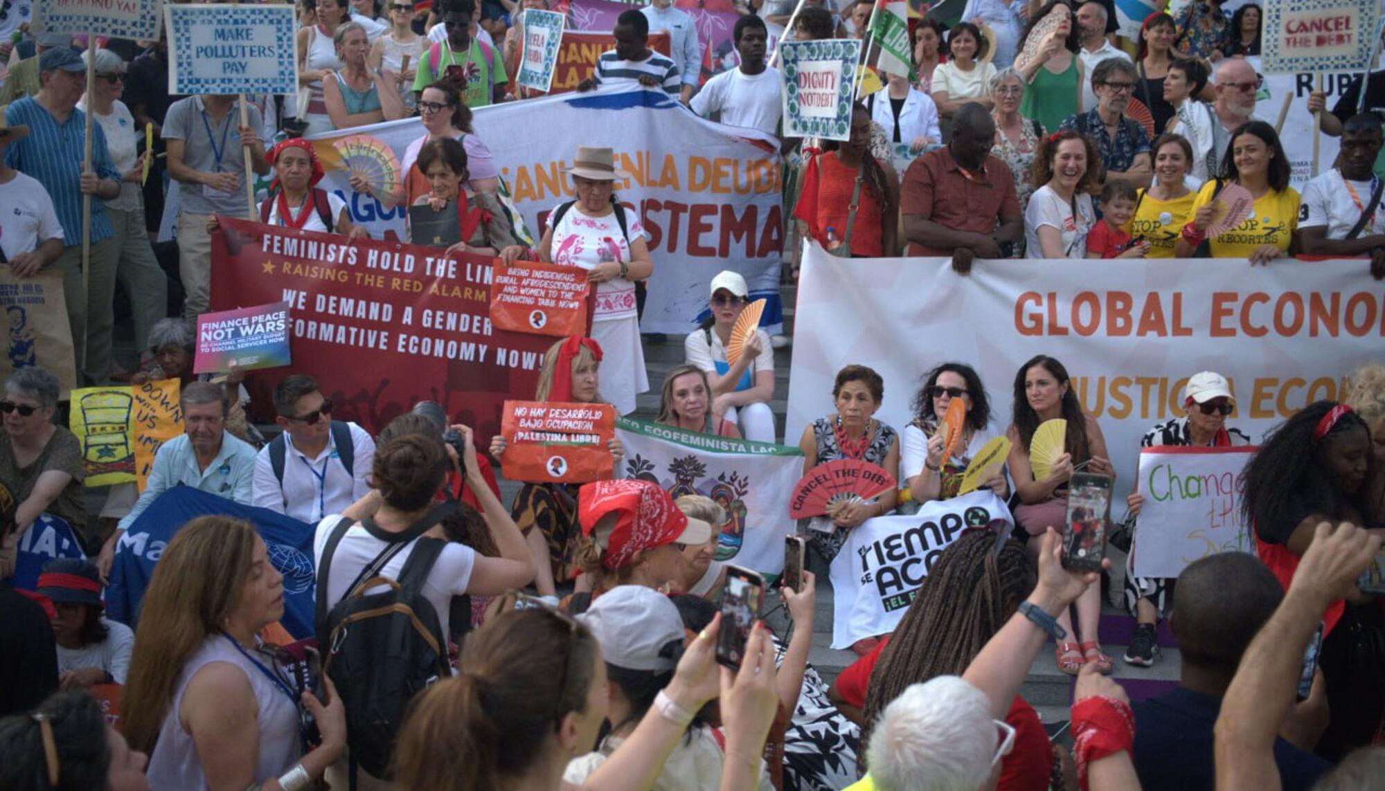 La gran marcha del Foro de la Sociedad Civil y del Foro Feminista, antes de laCuarta Conferencia Internacional sobre Financiación para el Desarrollo el pasado junio en Sevilla (Autoría: José M. Ruibérriz Torres)