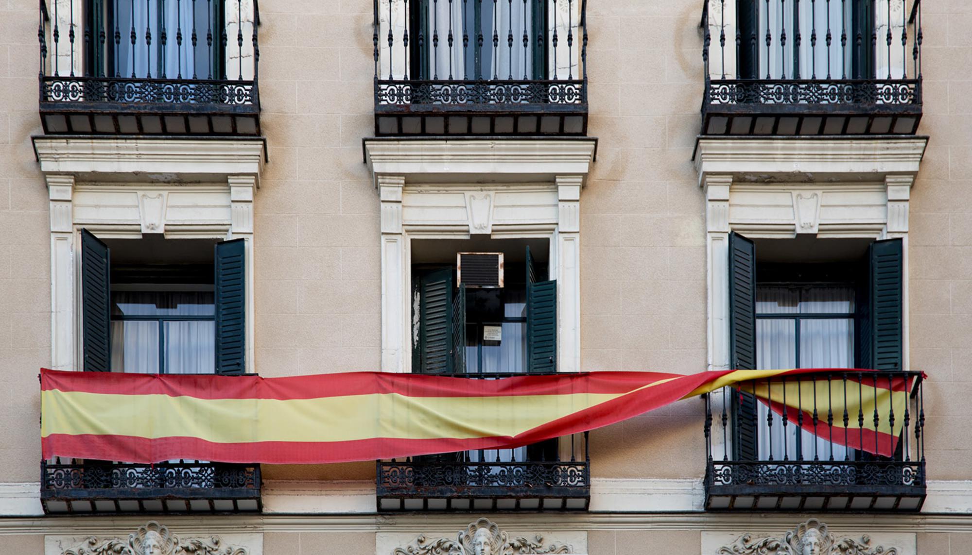 Fachada con banderas de España. Madrid.