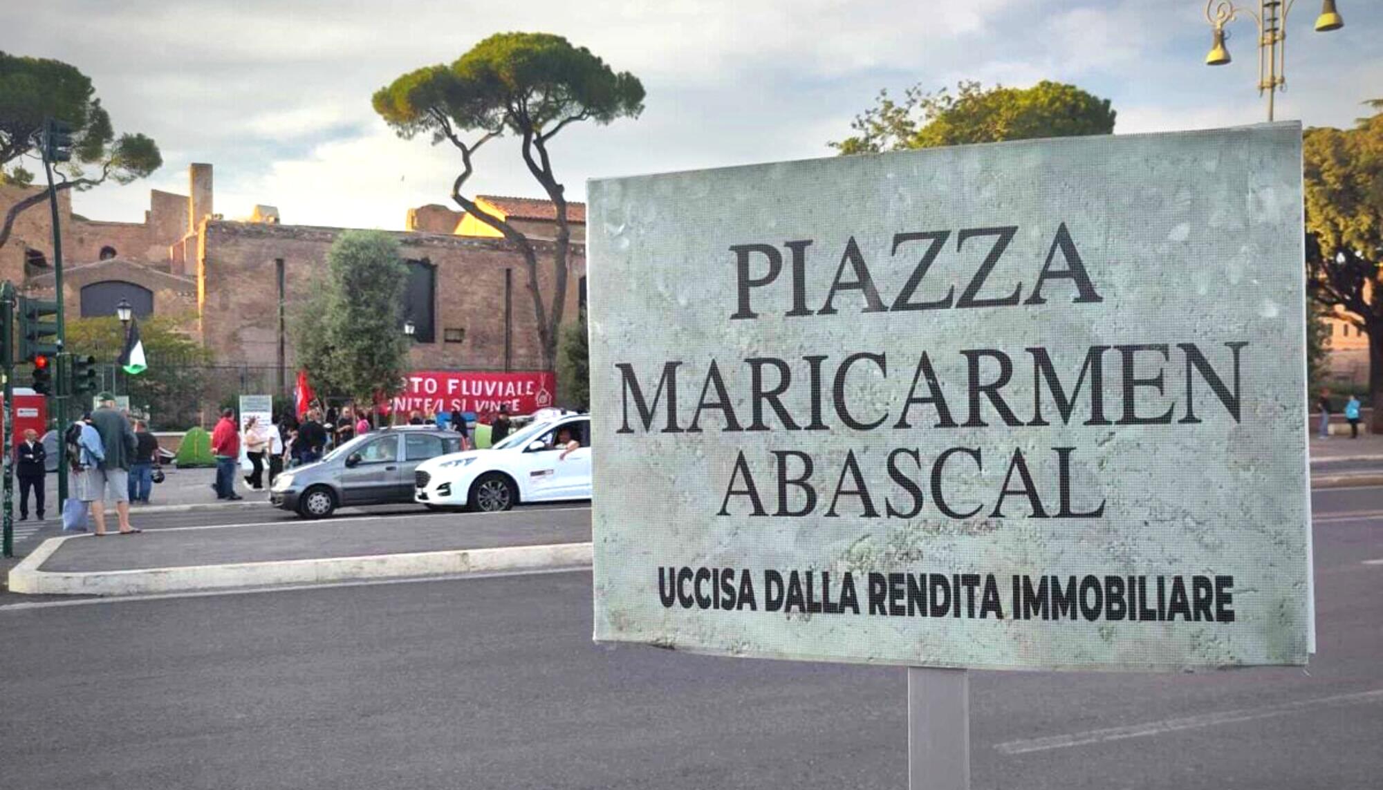 Frente a la estación de Termini, cientos de personas han acampado en la renombrada Piazza Maricarmen Abascal.