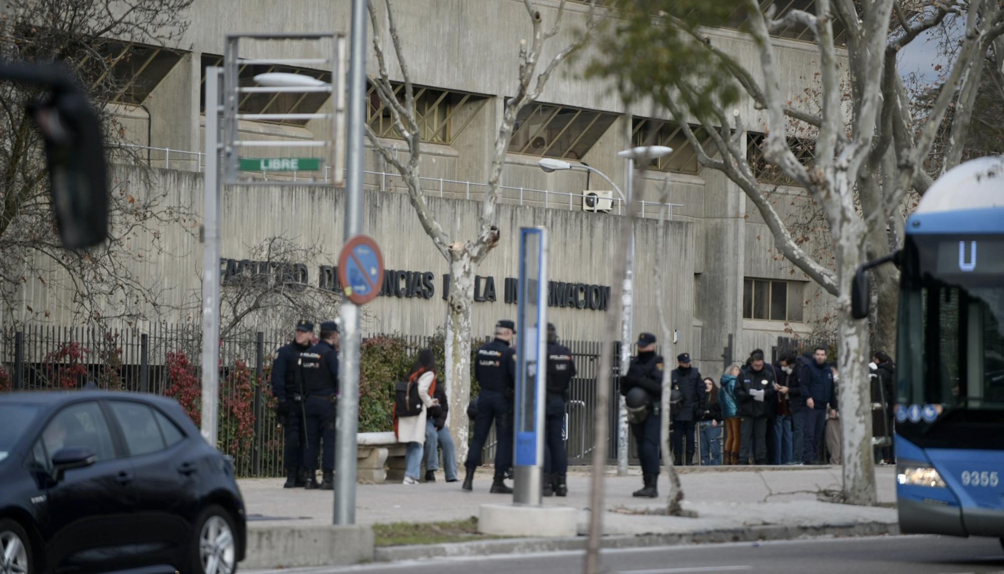 Protesta Complutense Ayuso 2