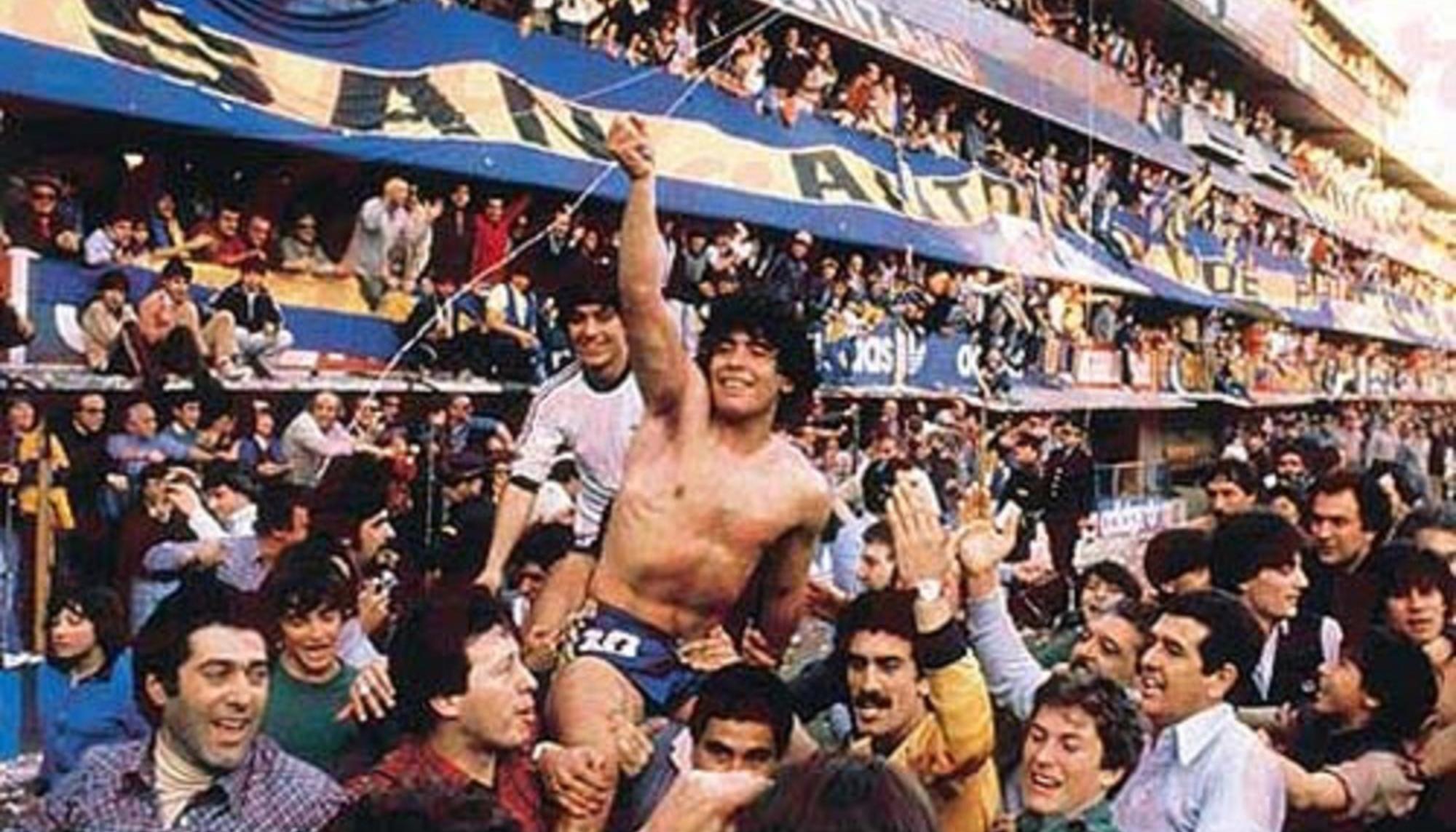 Diego Maradona celebrando la obtención del Torneo Metropolitano de 1981 en La Bombonera