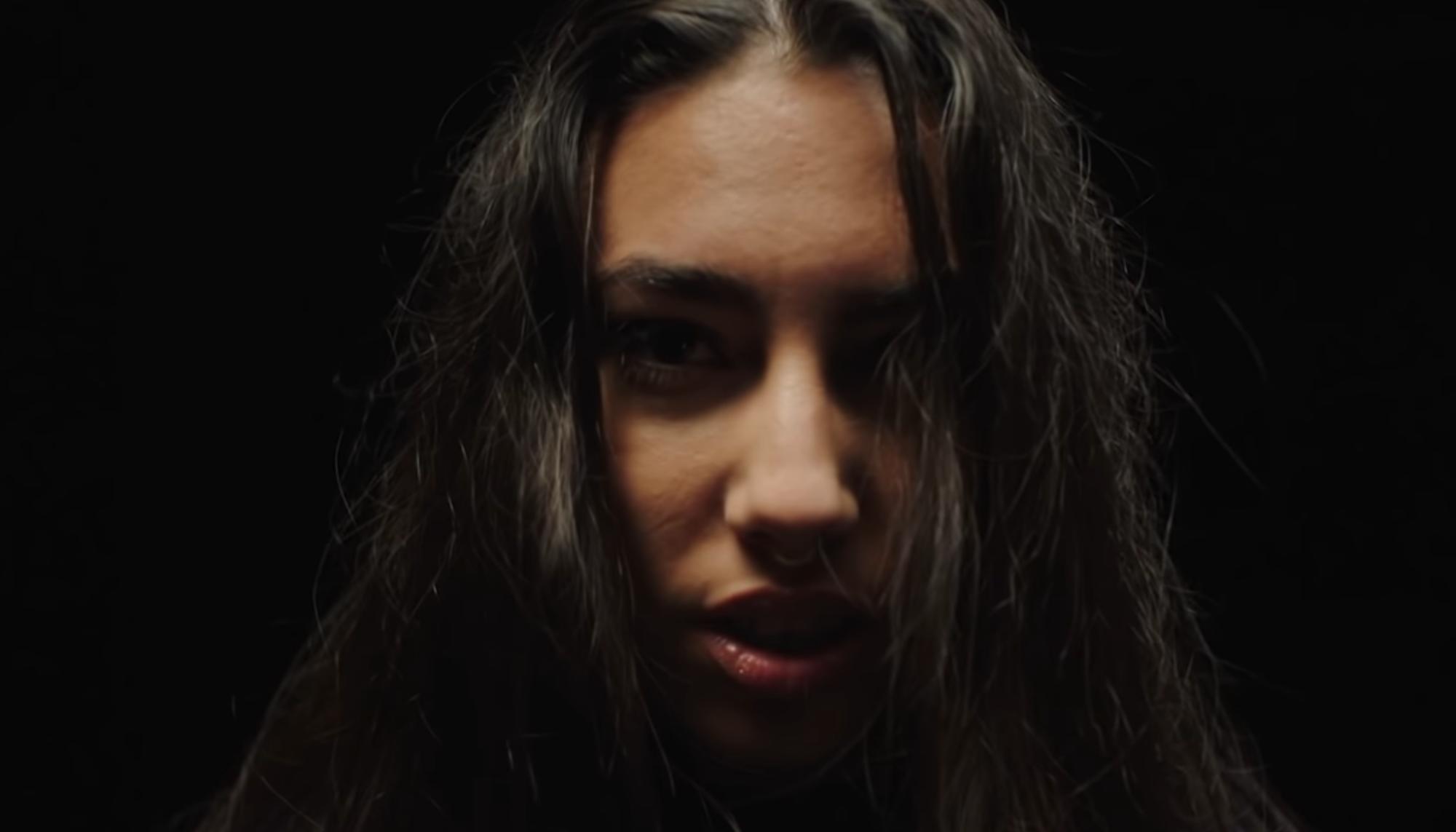 María José Llergo en su nuevo videoclip, ‘Me miras pero no me ves’