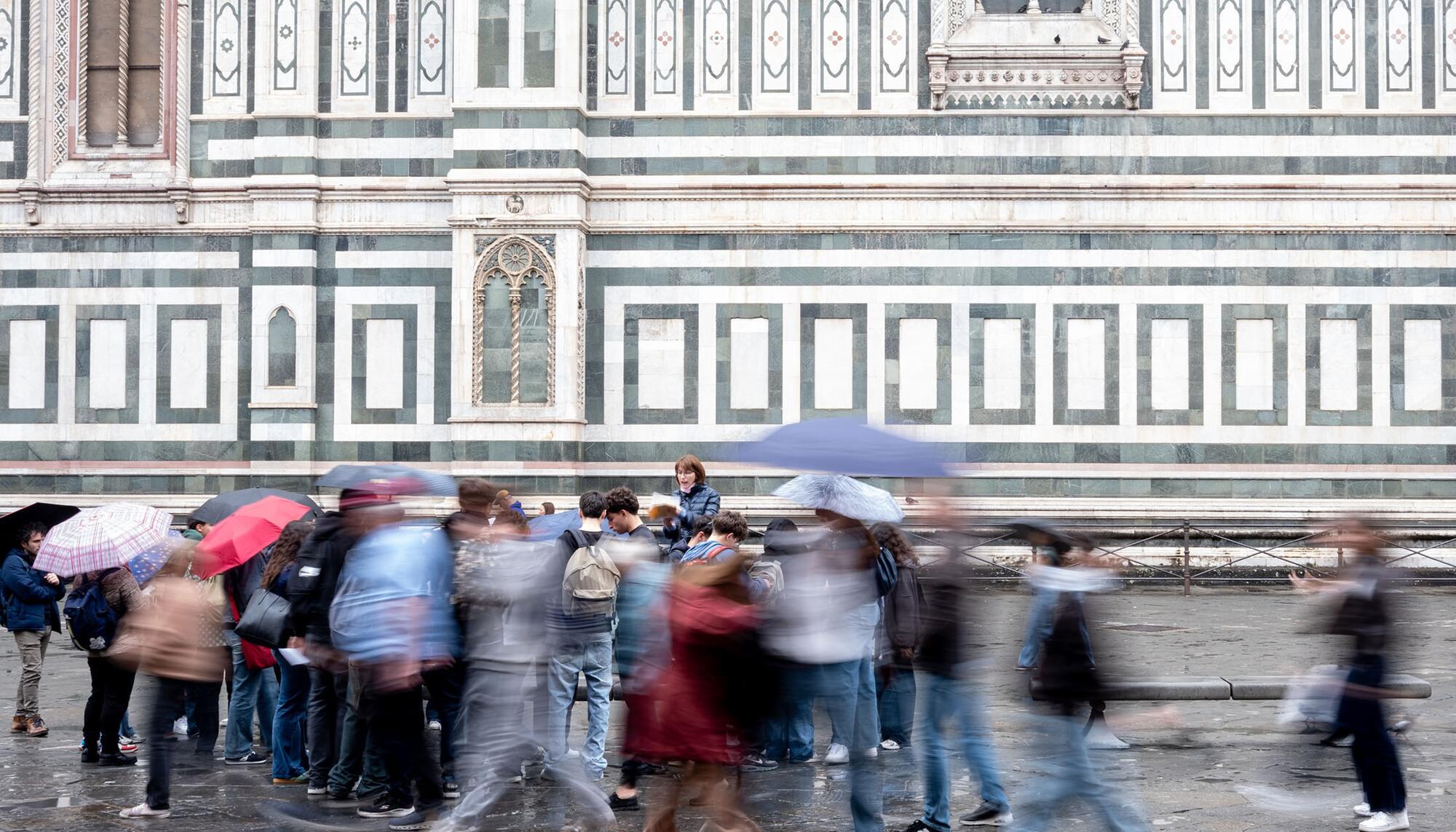 Turistas frente a la Catedral de Santa María del Fiore, en Florencia.
