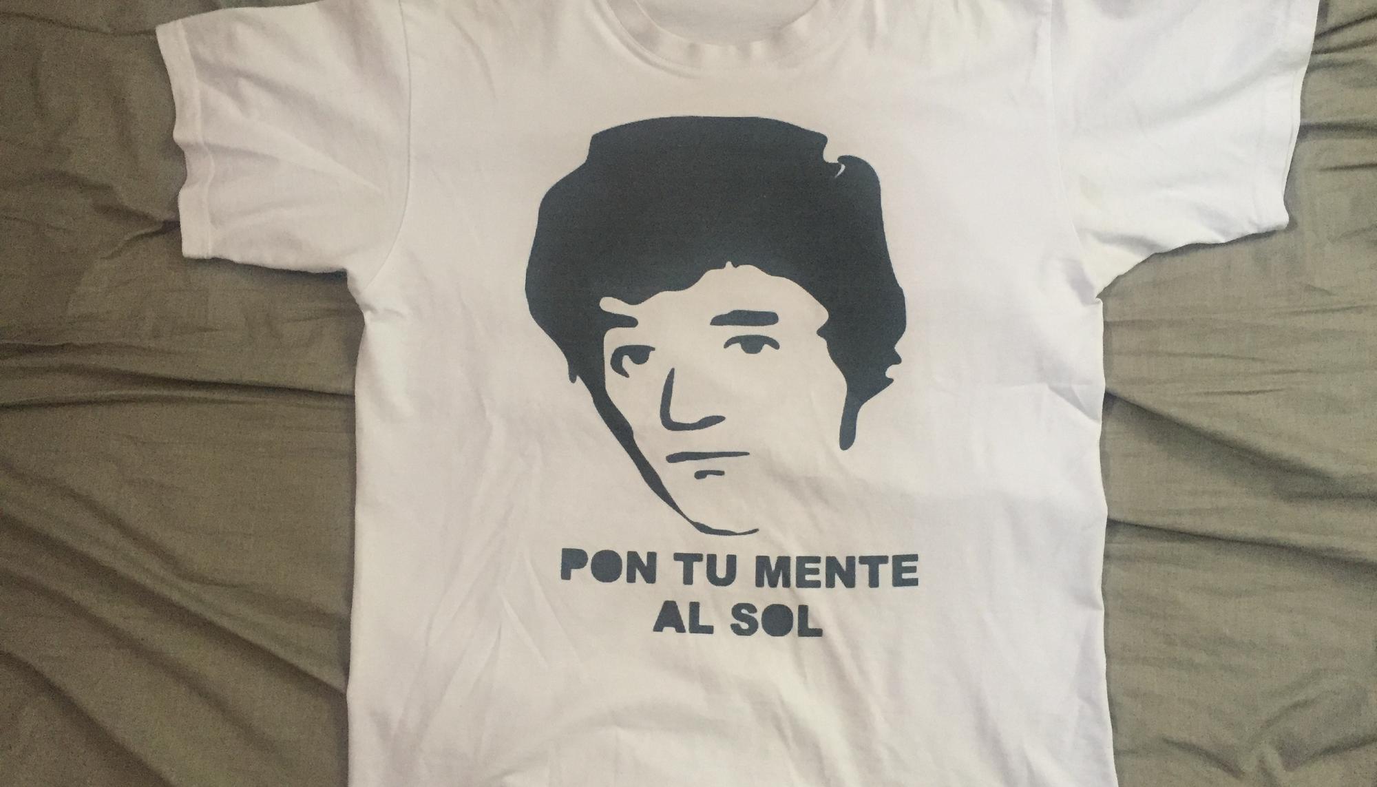 La camiseta con la frase “por tu mente al sol”
