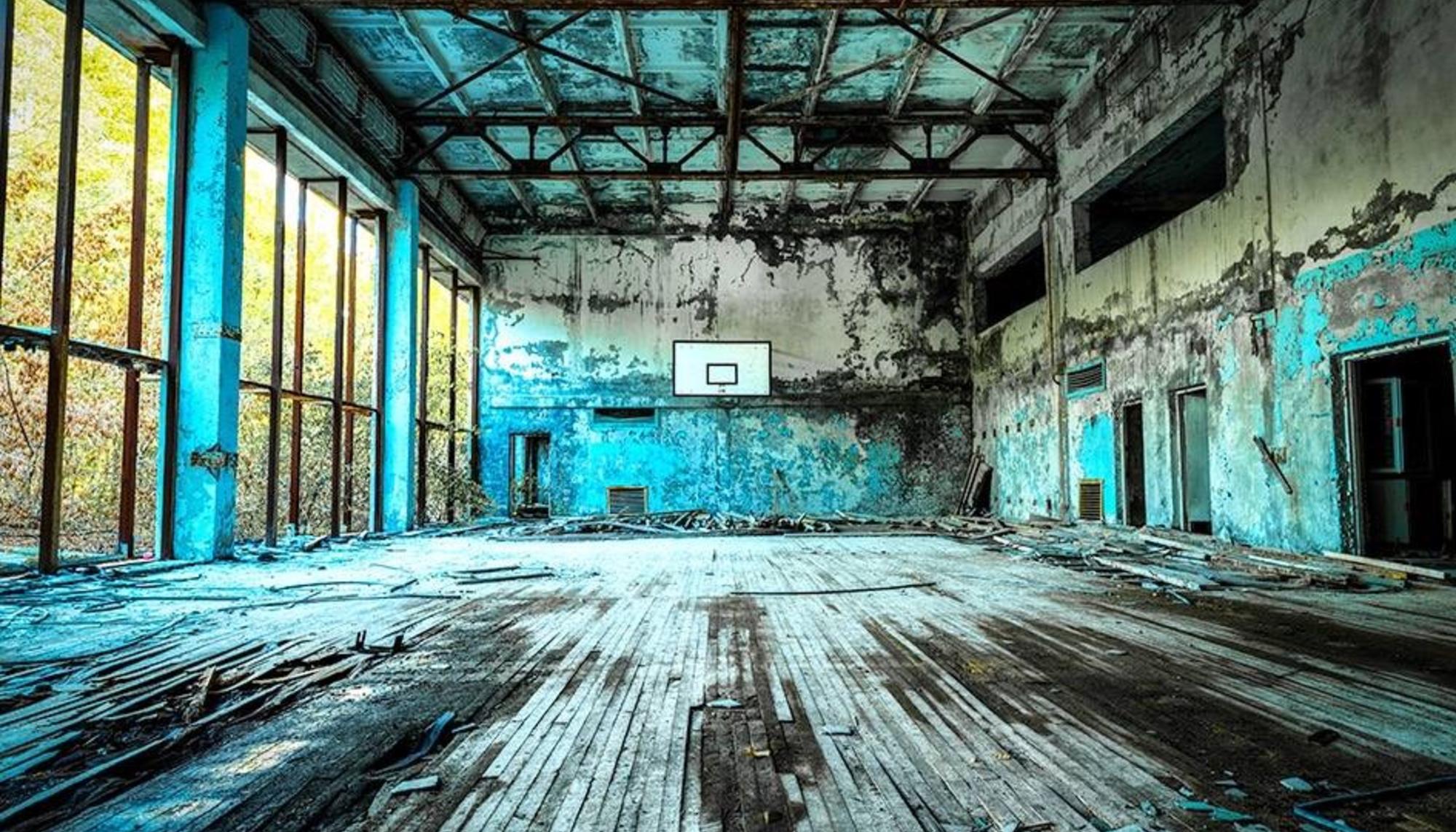 Polideportivo abandonado en la Zona de Exclusión de Chernóbil. Imagen del documental 'Stalking Chernobyl'.