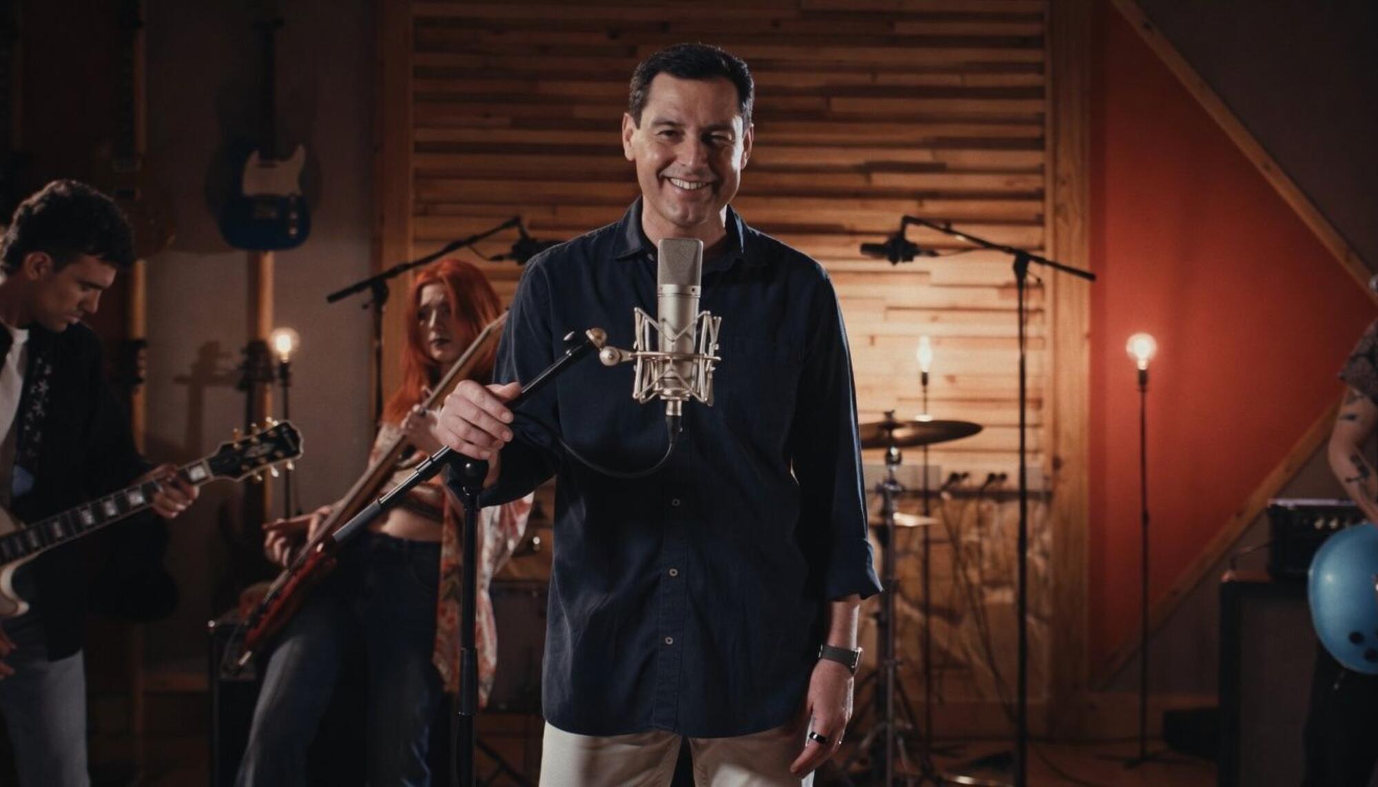 Juan Manuel Moreno Bonilla canta