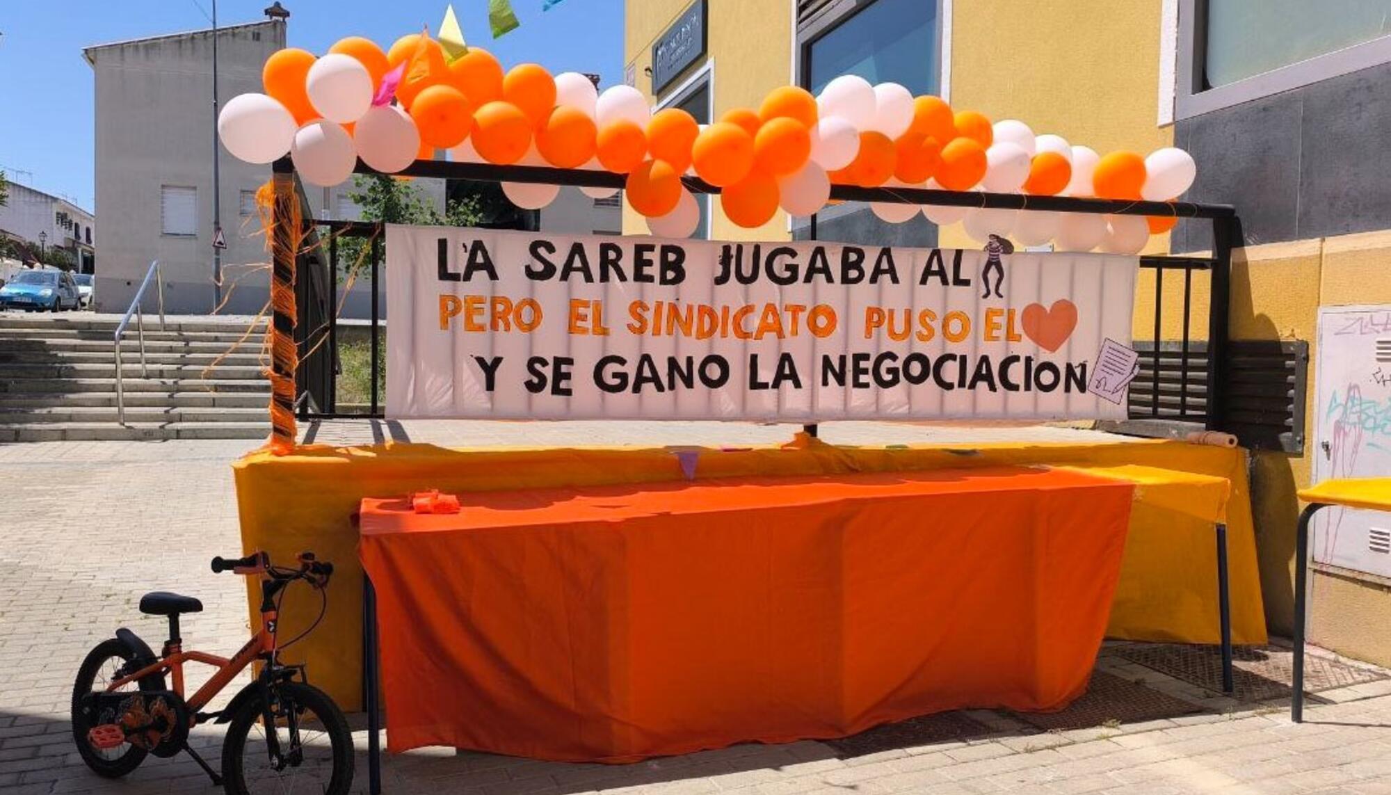 Pancarta de celebración de la victoria del bloque de C/Inmaculada, 13, Casarrubuelos, en el sur de la Comunidad de Madrid, contra la Sareb.