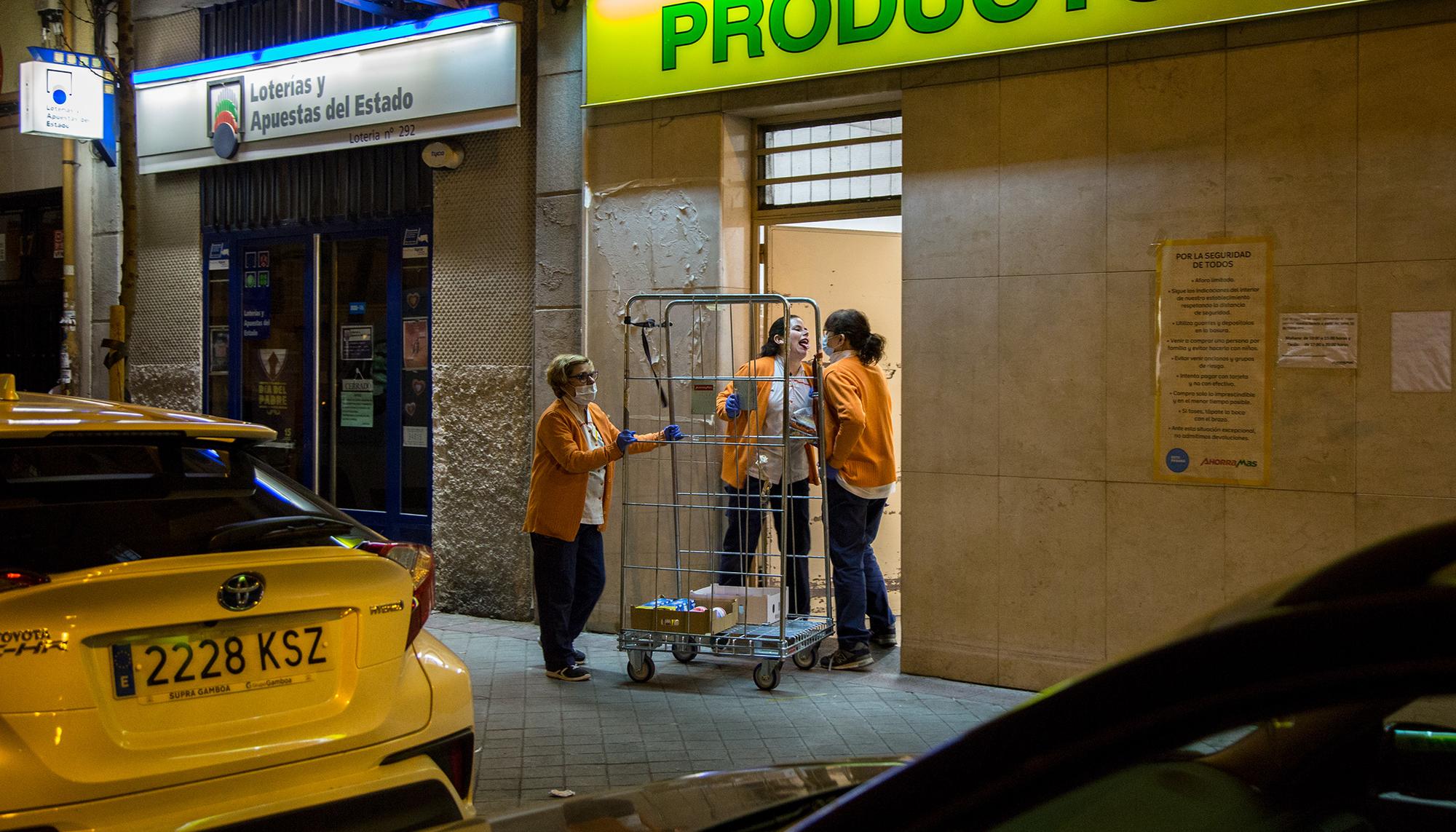 Mujeres trabajadoras de supermercado durante el coronavirus