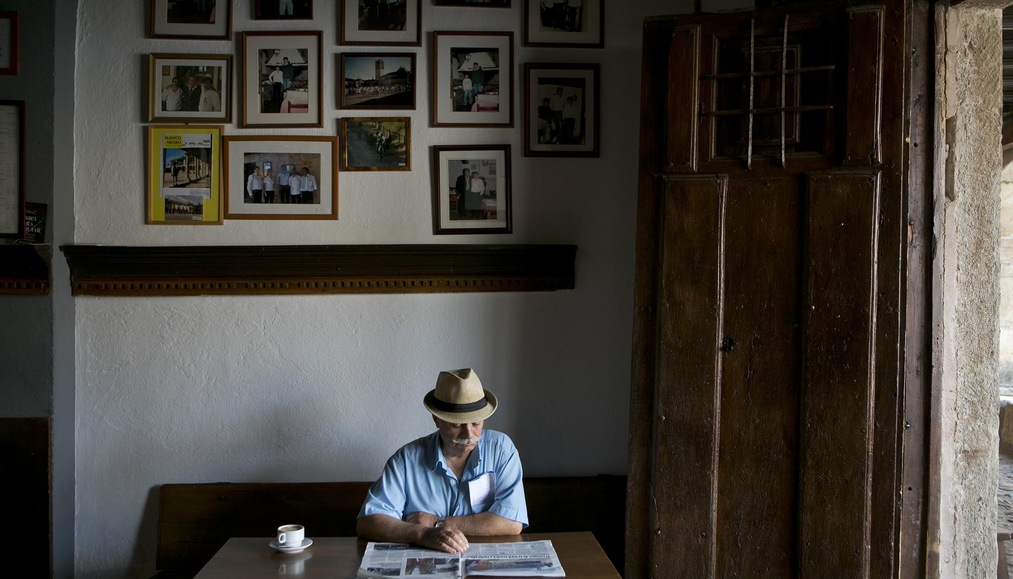 pensionista tomando café