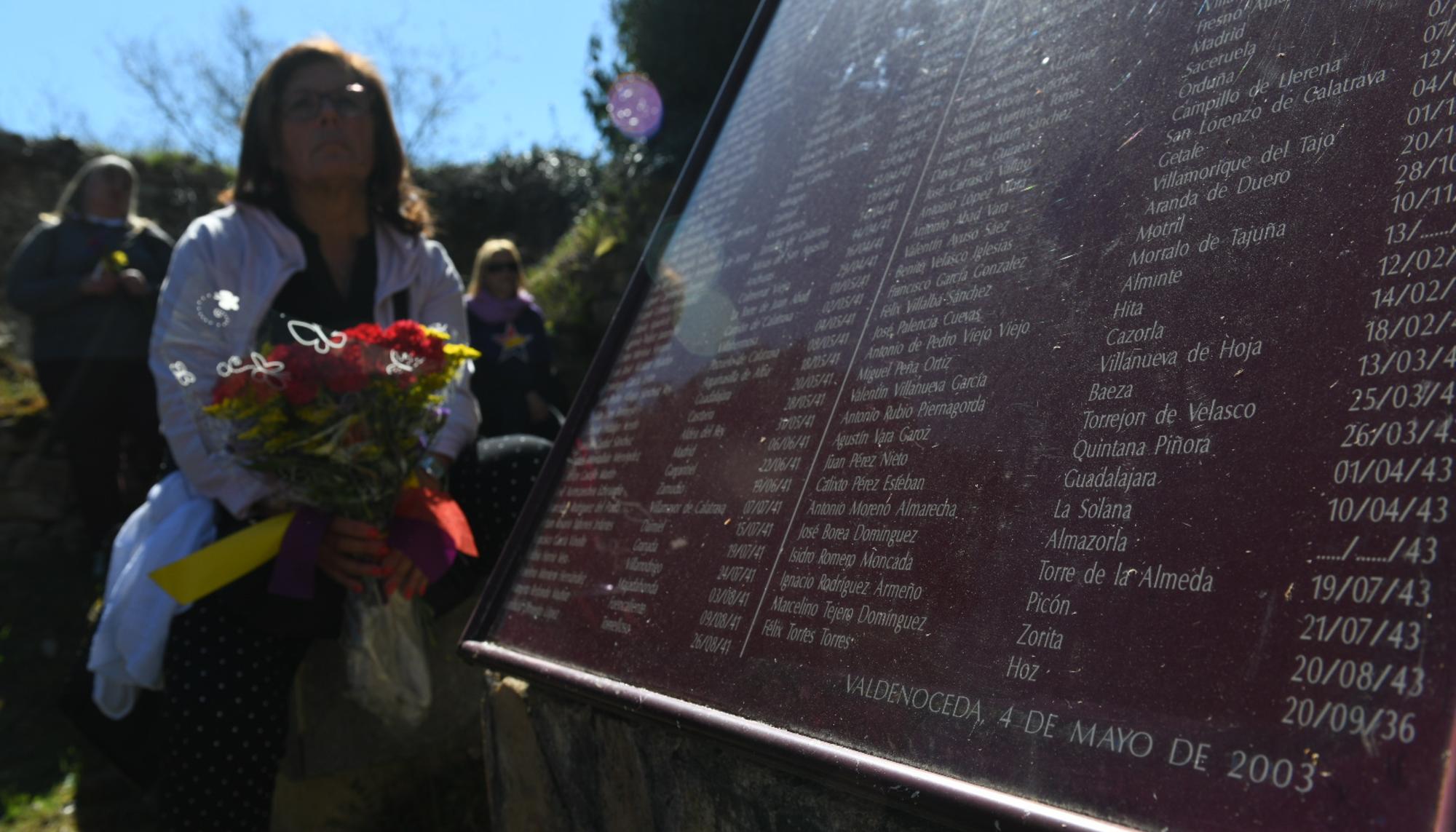 Placa en el cementerio del penal de Valdenoceda (Burgos) con los nombres de los represaliados allí