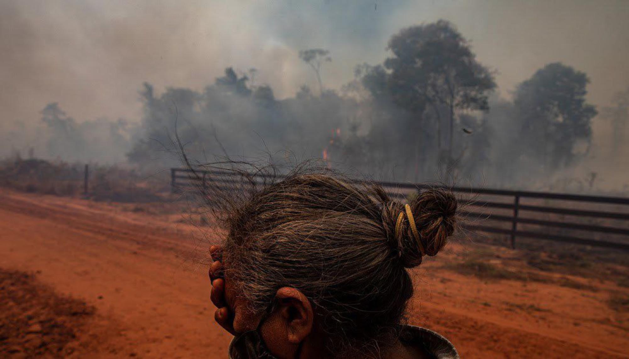 Mujer ante incendio