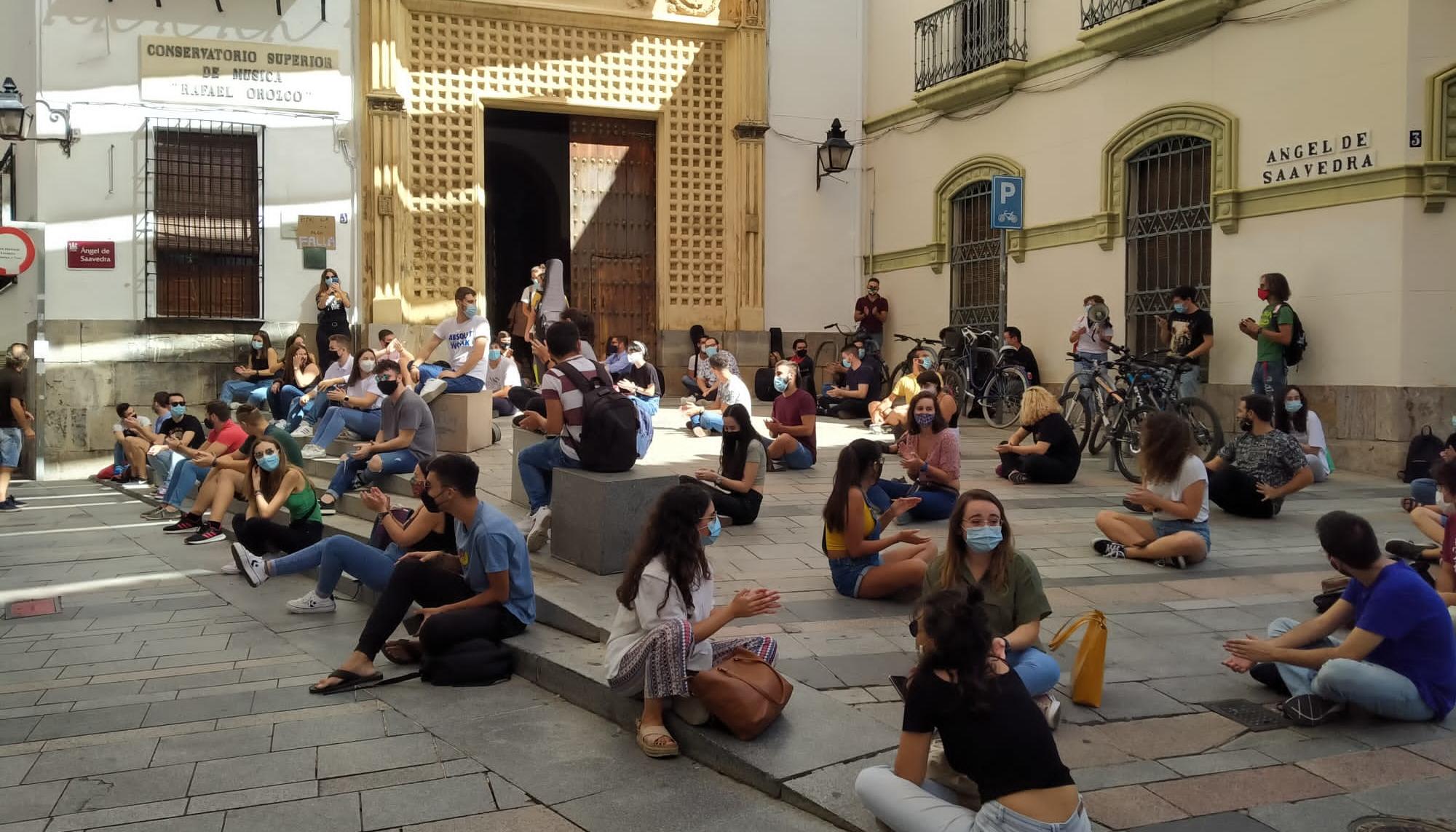 Sentada Conservatorio Rafael Orozco Córdoba 01