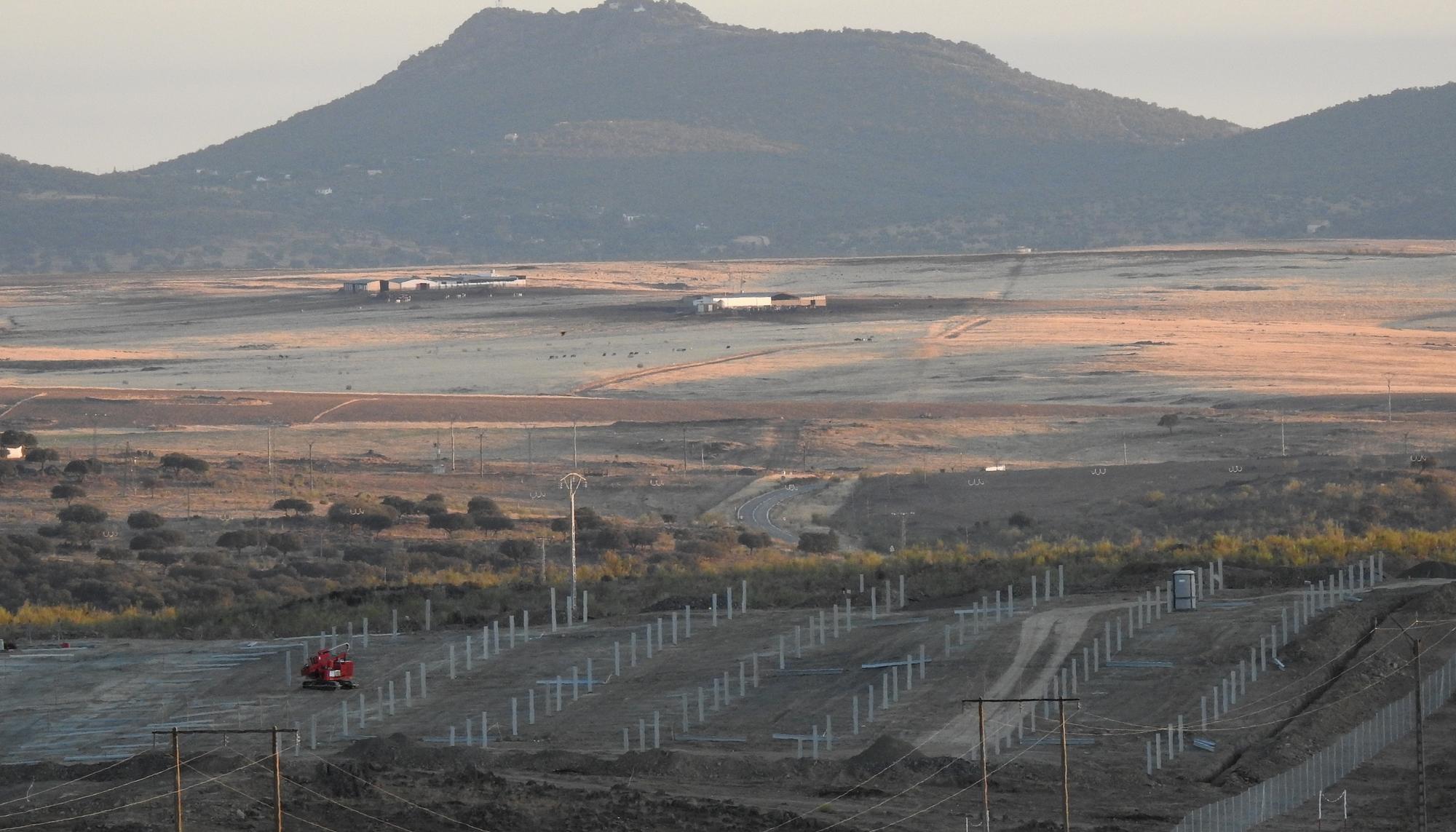 Fotovoltaica junto a la montaña