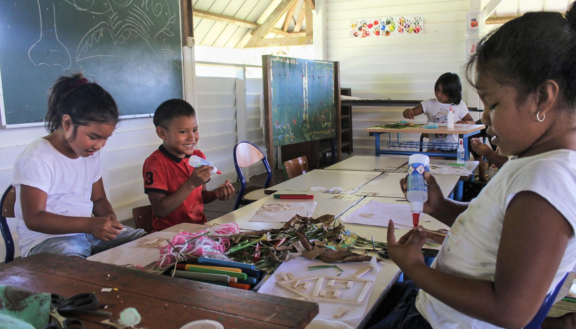 Niños indígenas en un colegio en la Guayana francesa