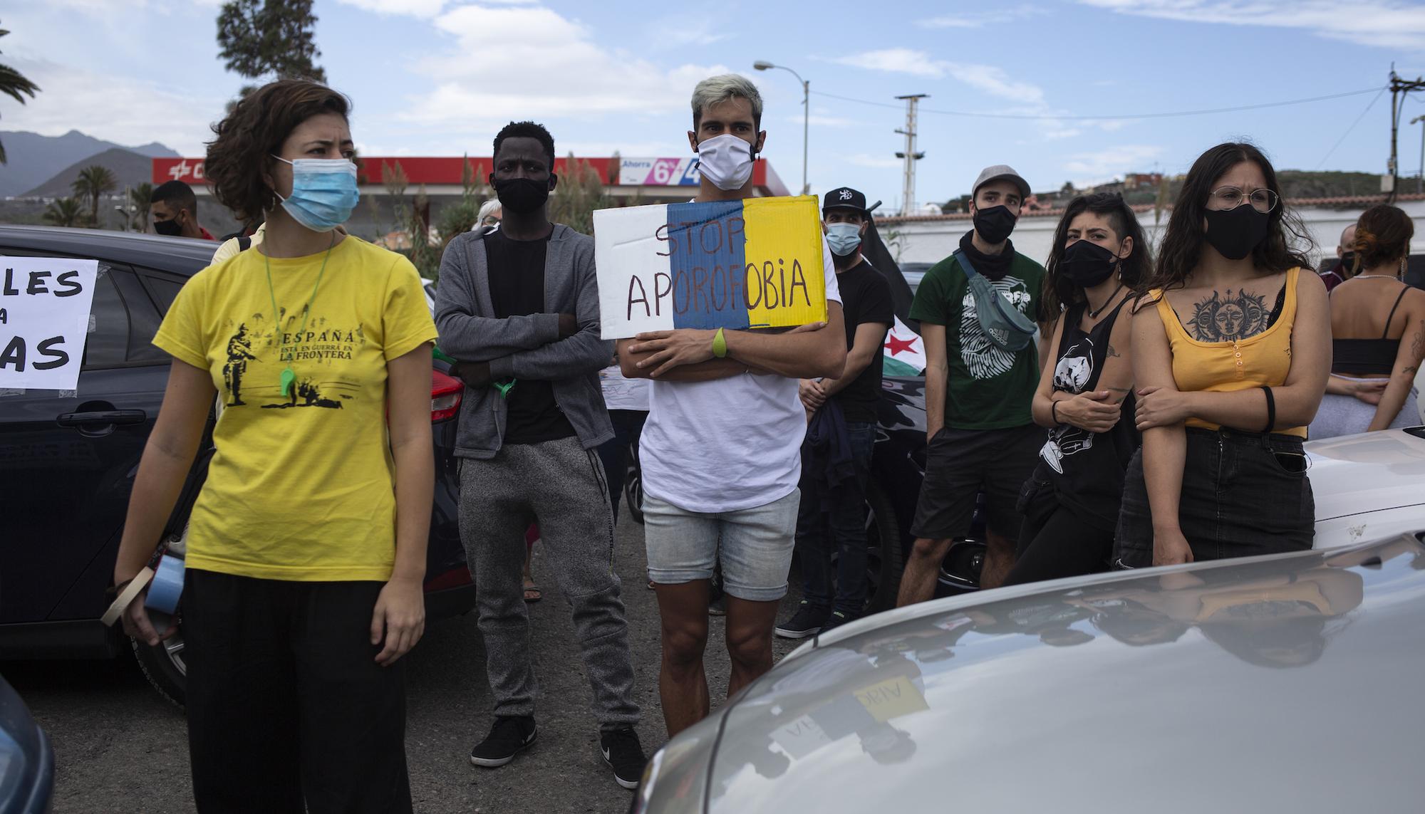Una caravana de vehículos marcha en Gran Canaria por los derechos de las personas migrantes y las "fronteras seguras" - 11