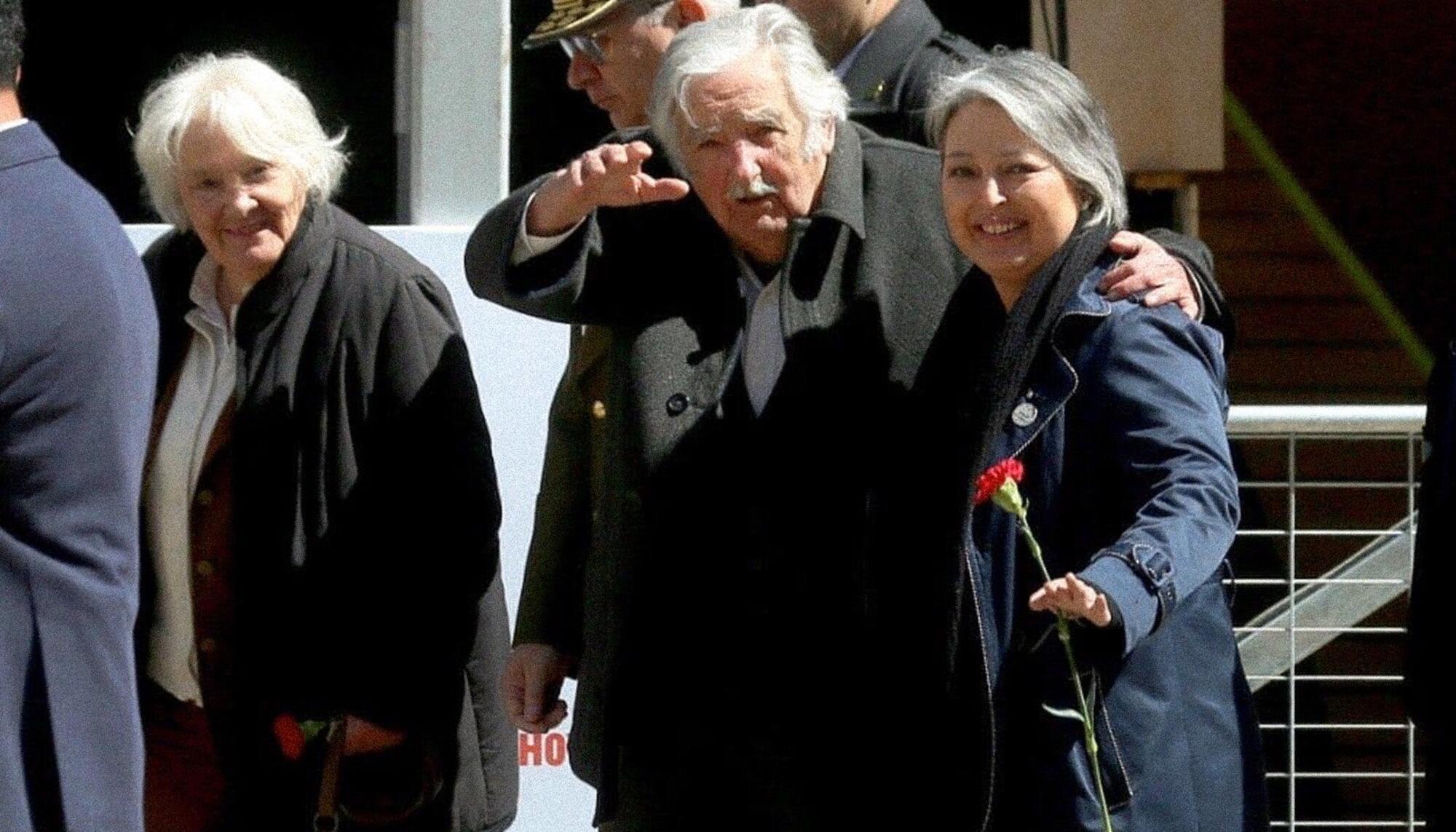Jeannette Jara, con una flor en la mano, junto con José Mujica.