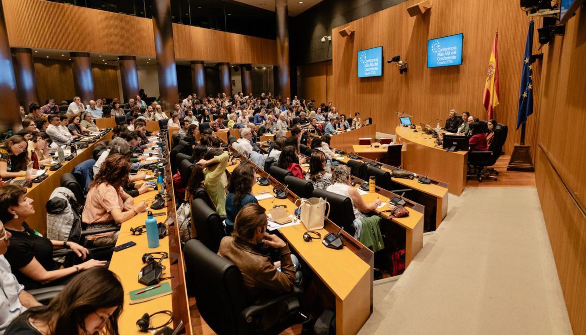 Conferencia "Más Allá del Crecimiento" en el Congreso de los Diputados en septiembre de 2025 (Autoría: Conferencia Más Allá del Crecimiento)