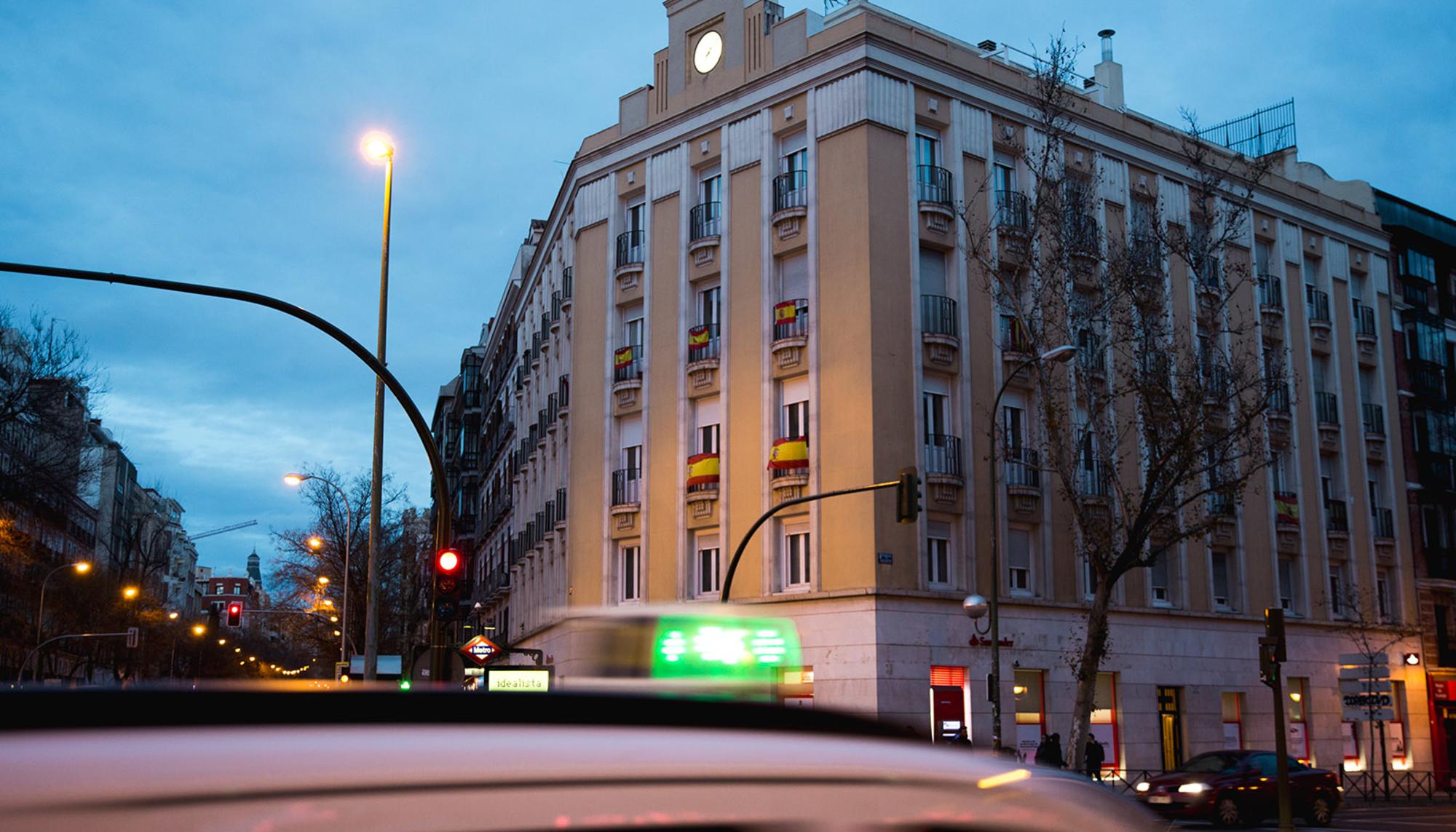 Fachada con banderas de España en la rotonda de Bilbao. Madrid.