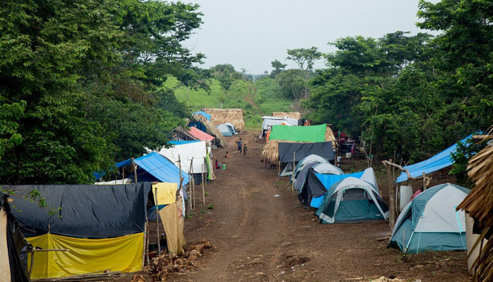 Campamento temporal de refugiados de Laguna Larga.