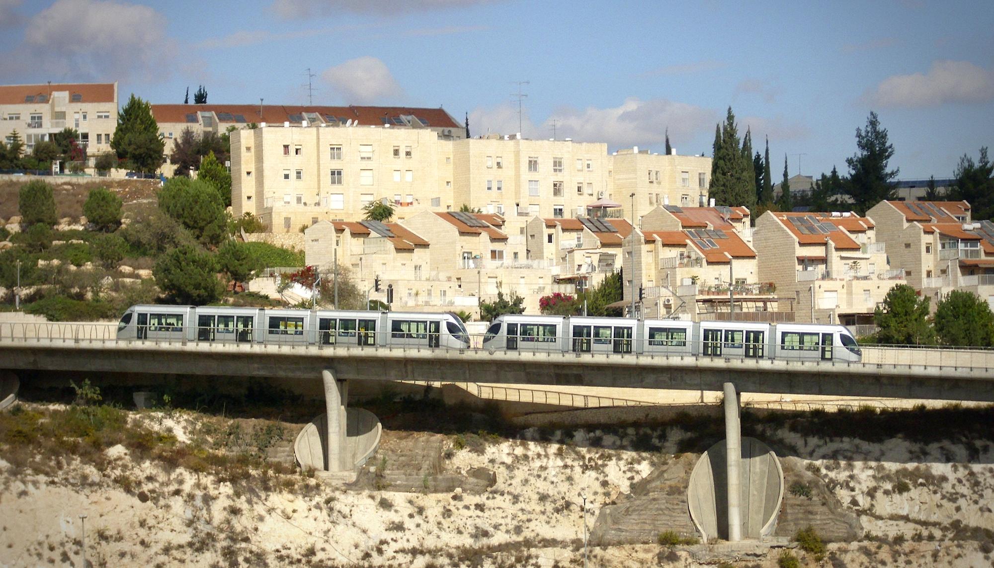 El tren ligero de Jerusalén pasa por el asentamiento de Pisgat Ze'ev, el más grande de los alrededores de la ciudad vieja, levantado sobre territorios ocupados por el ejército de Israel.