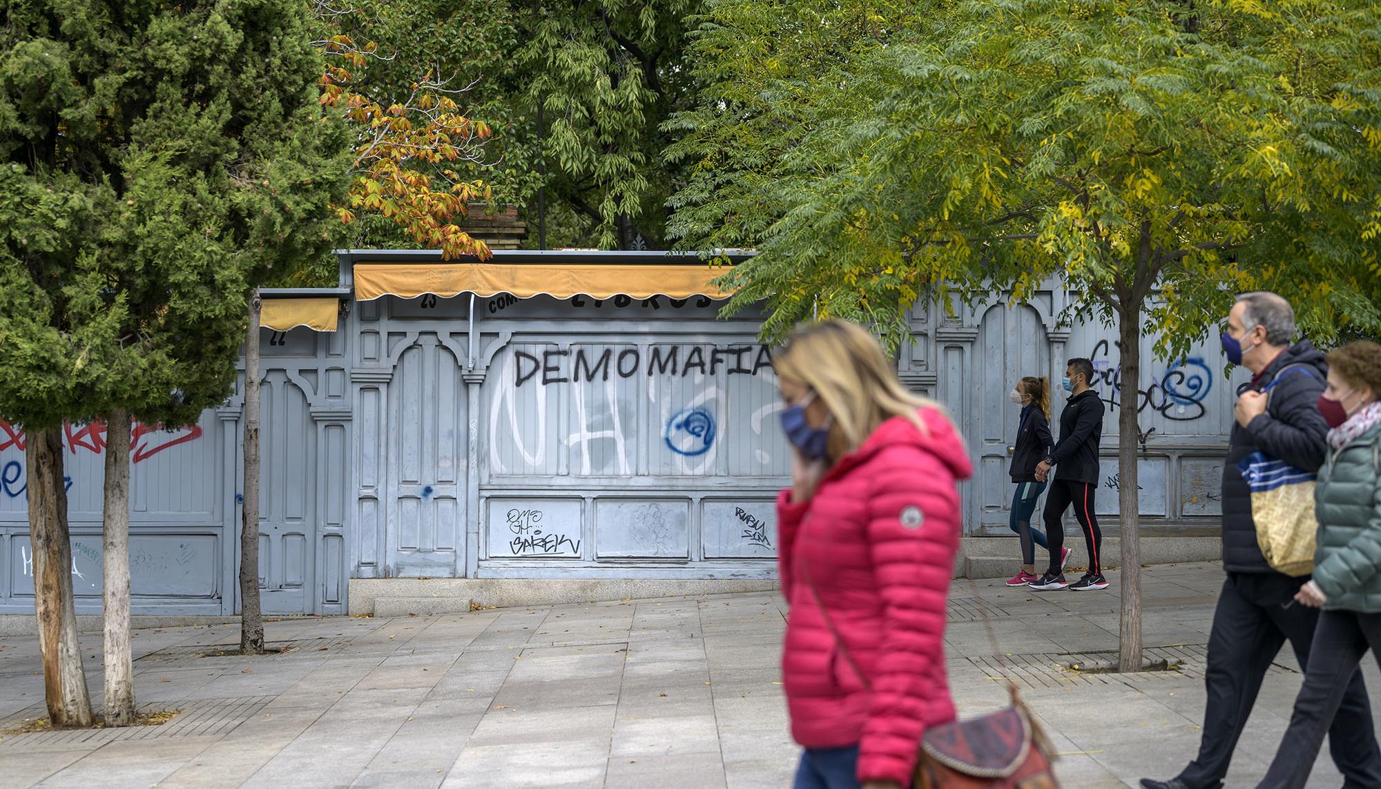 Pintada negacionista en Custa de Moyano demomafia