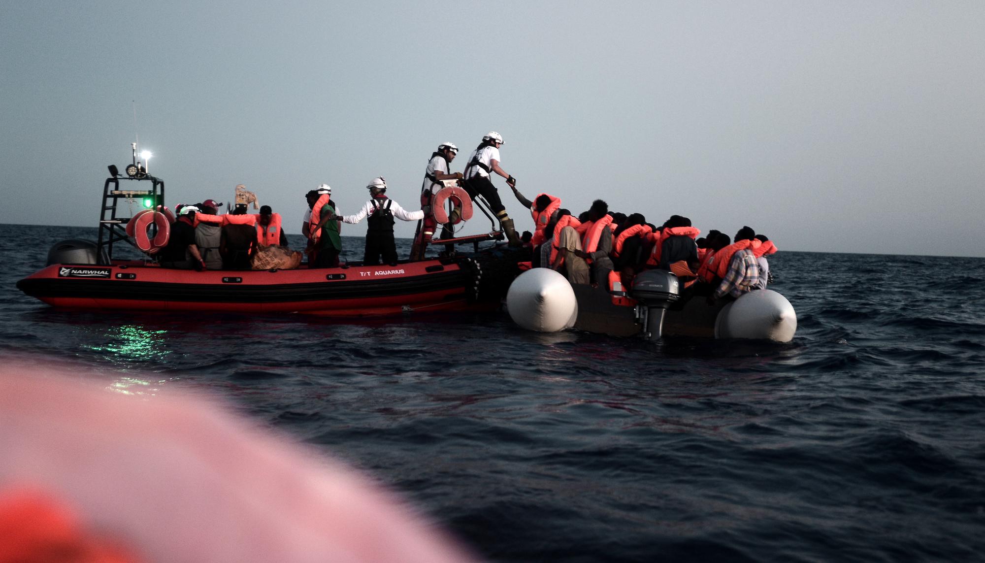 El equipo de salvamento del Aquarius rescata una patera en aguas internacionales entre Libia y las costas de Sicilia