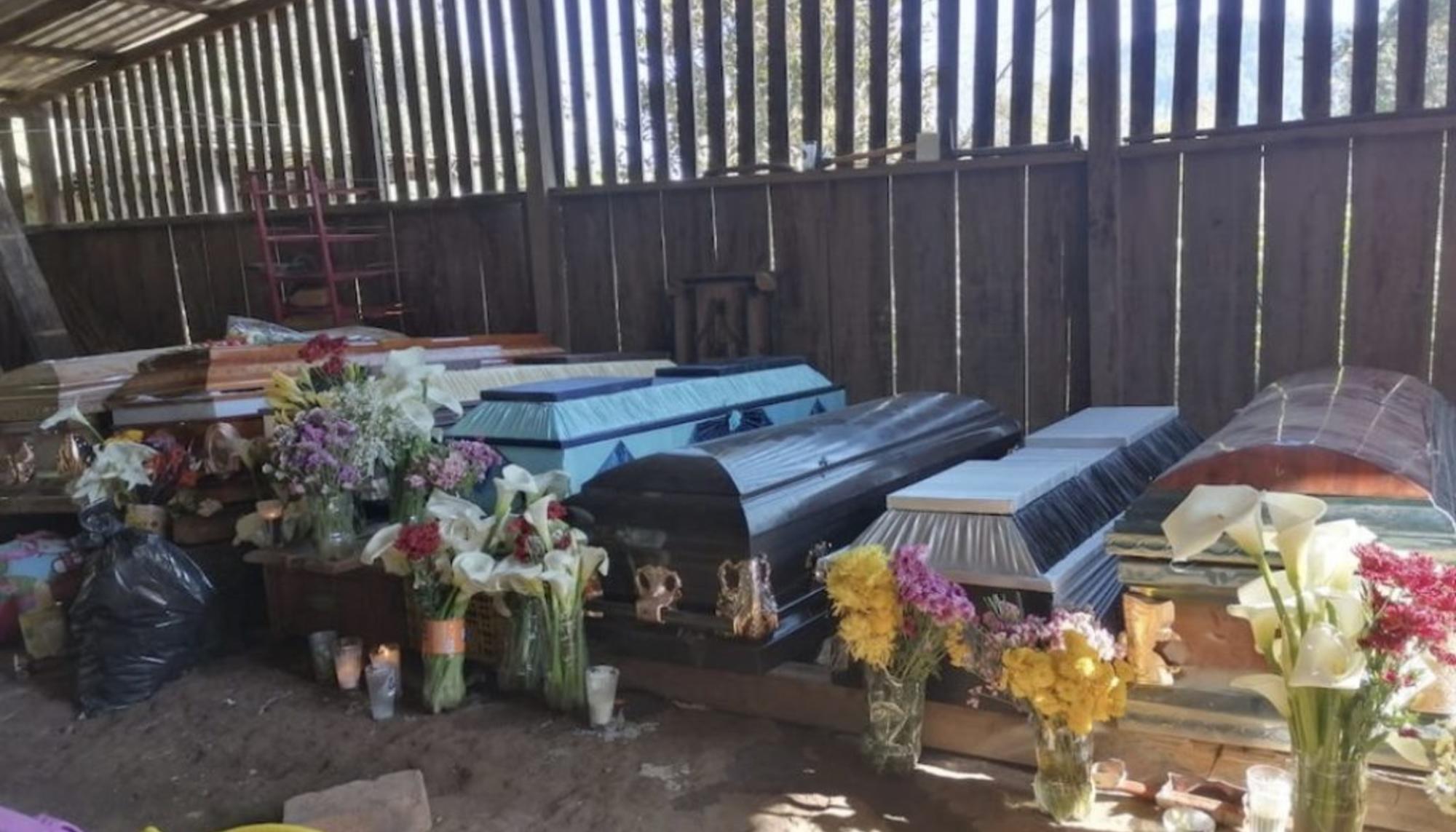 Feretros en la comunidad El Durazno, en el municipio de Coyuca de Catalán, tras la masacre de siete campesinos y un menor de edad en diciembre de 2022.