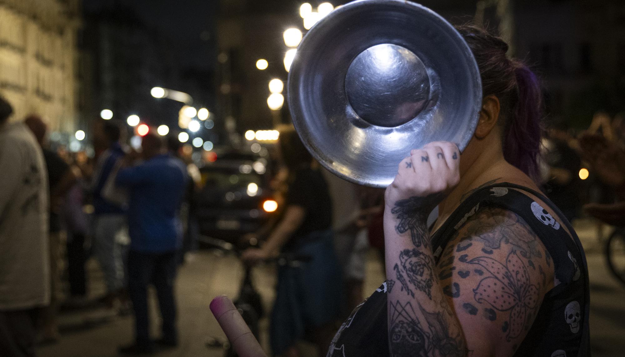 Cacerolazo para protestar contra el Decreto de Necesidad y Urgencia (DNU) anunciado por el presidente Javier Milei. - 24