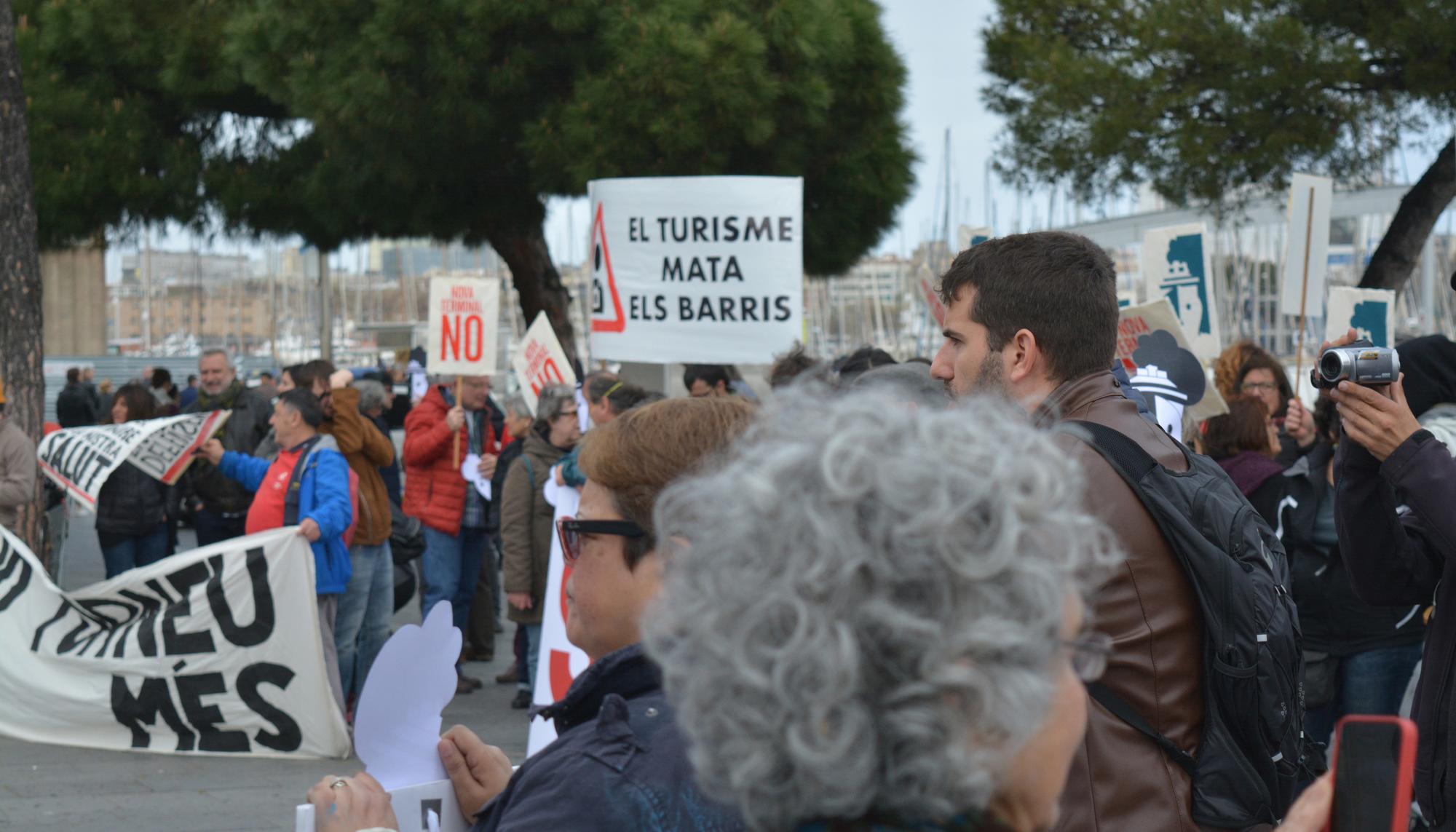 Protestas en Barcelona contra el modelo de turismo que ejemplifica el crucero Symphony of the Seas